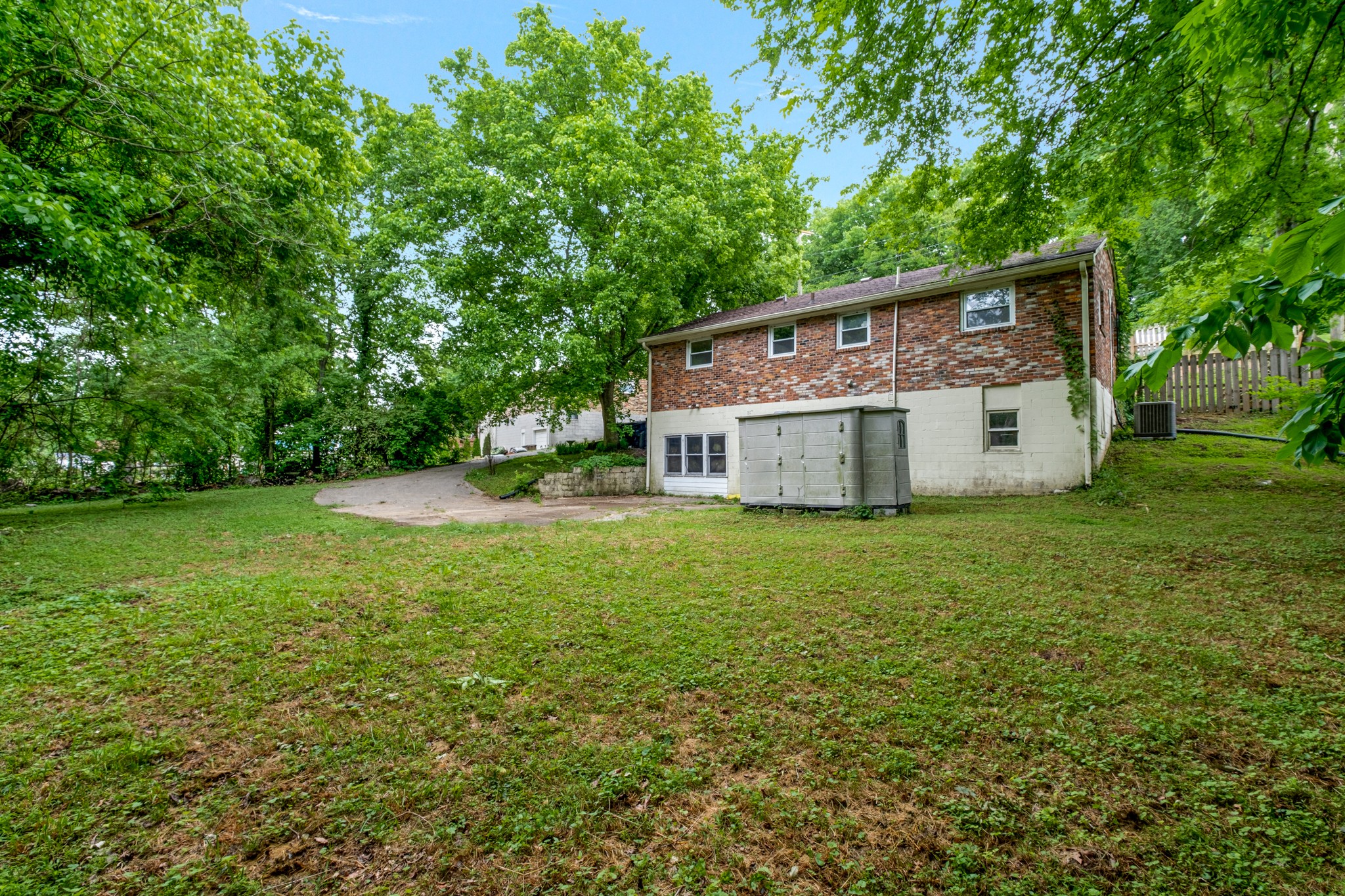 3909 Creekside Dr