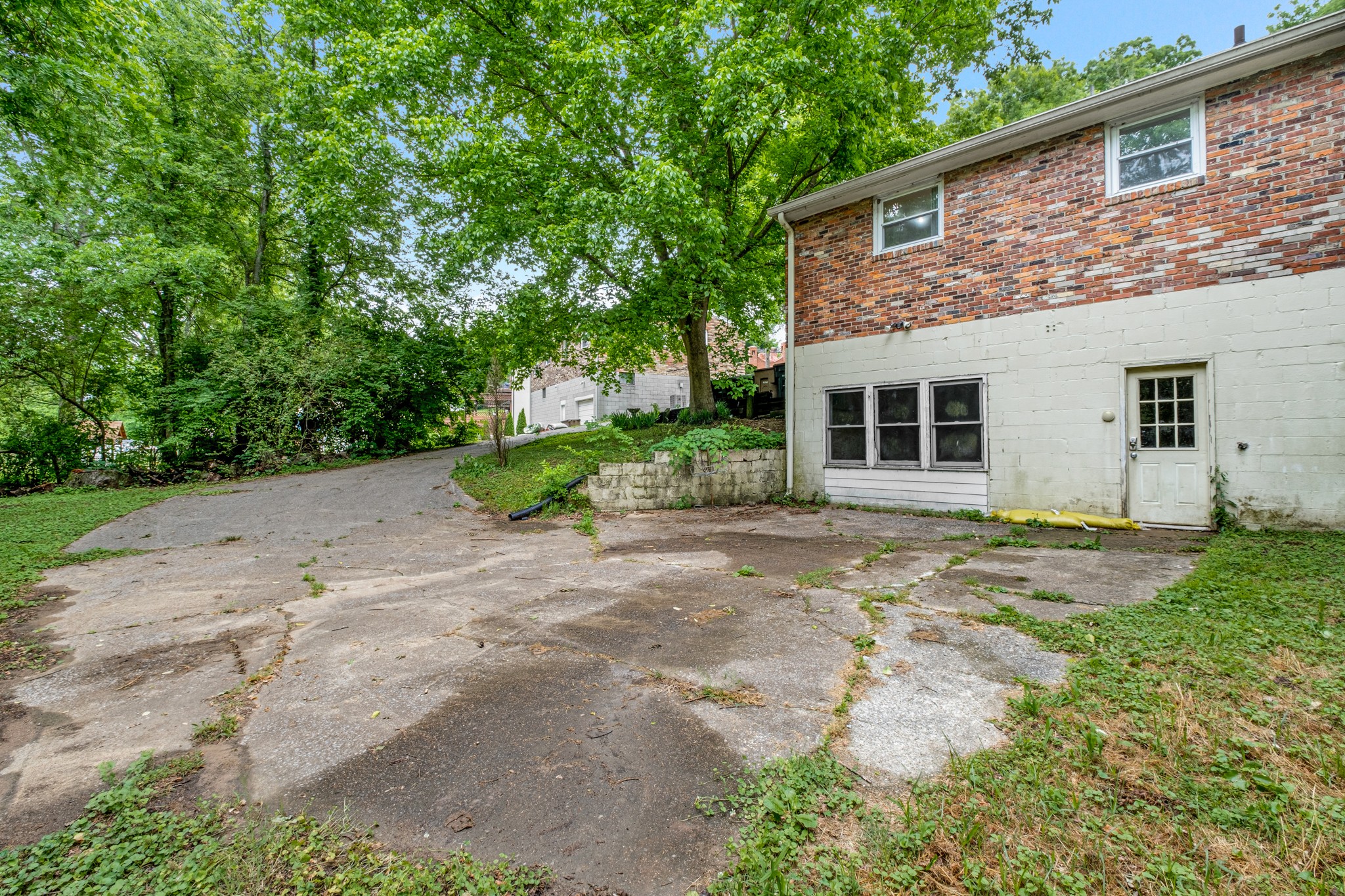 3909 Creekside Dr