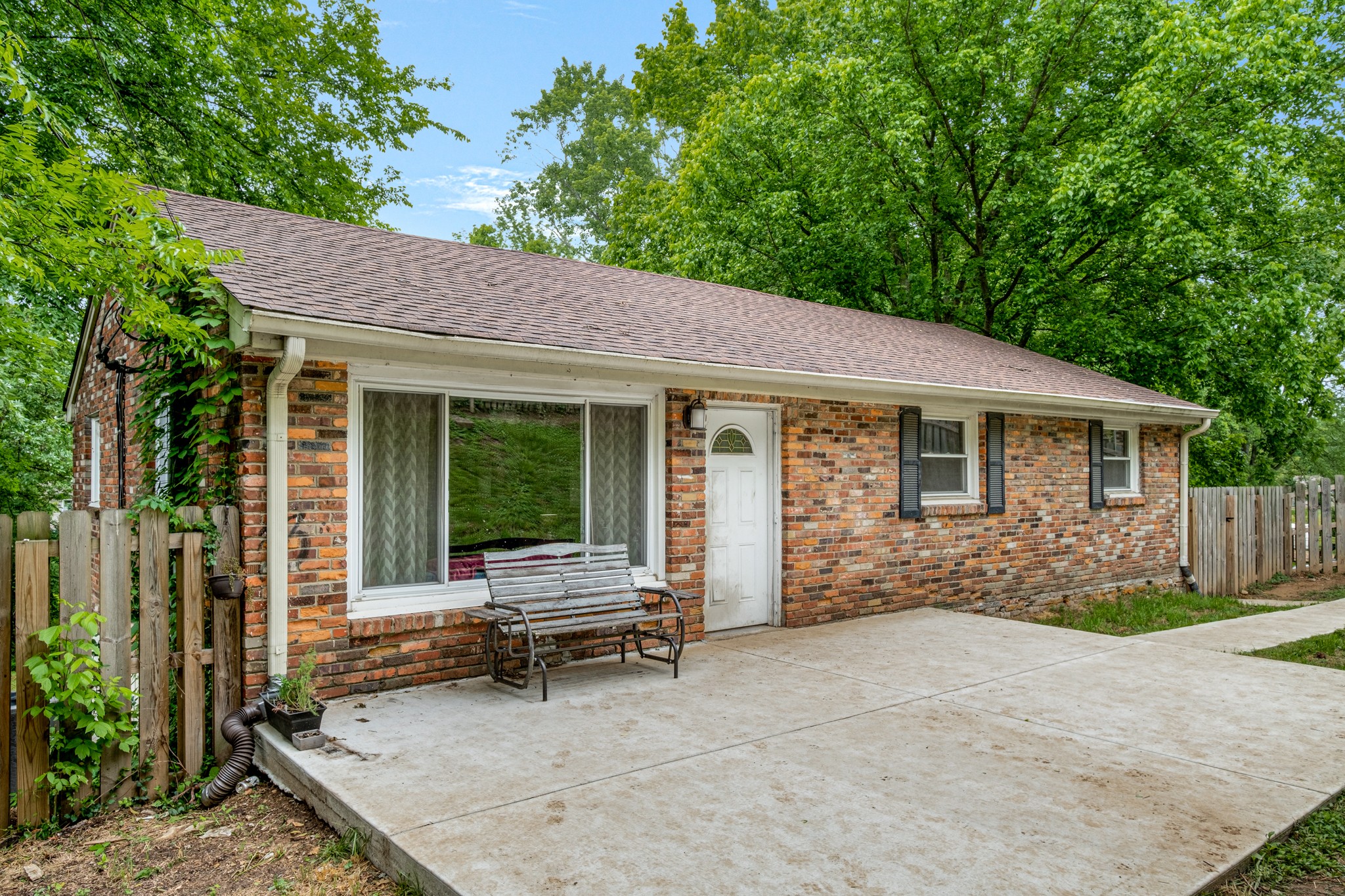 3909 Creekside Dr