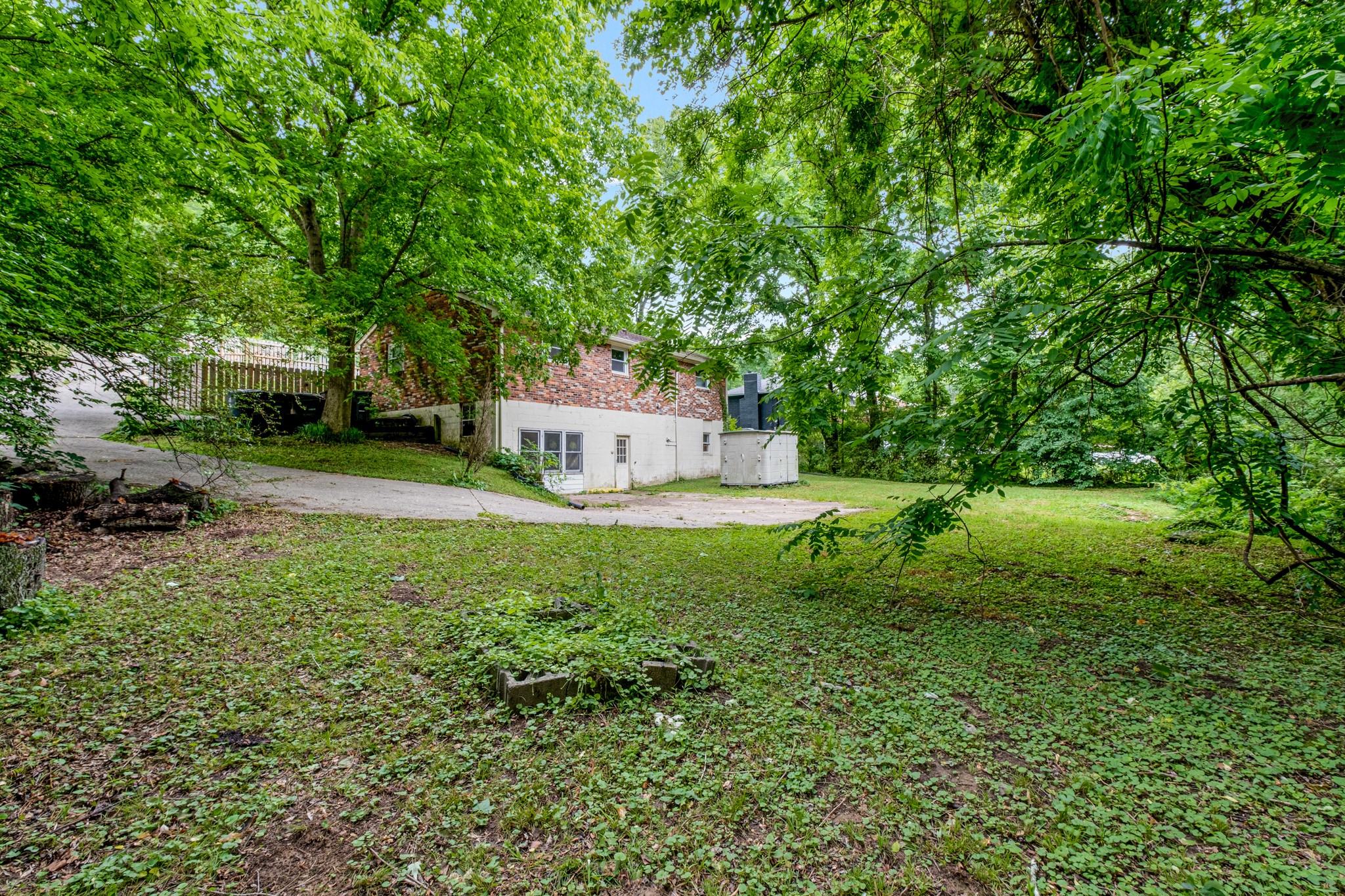 3909 Creekside Dr