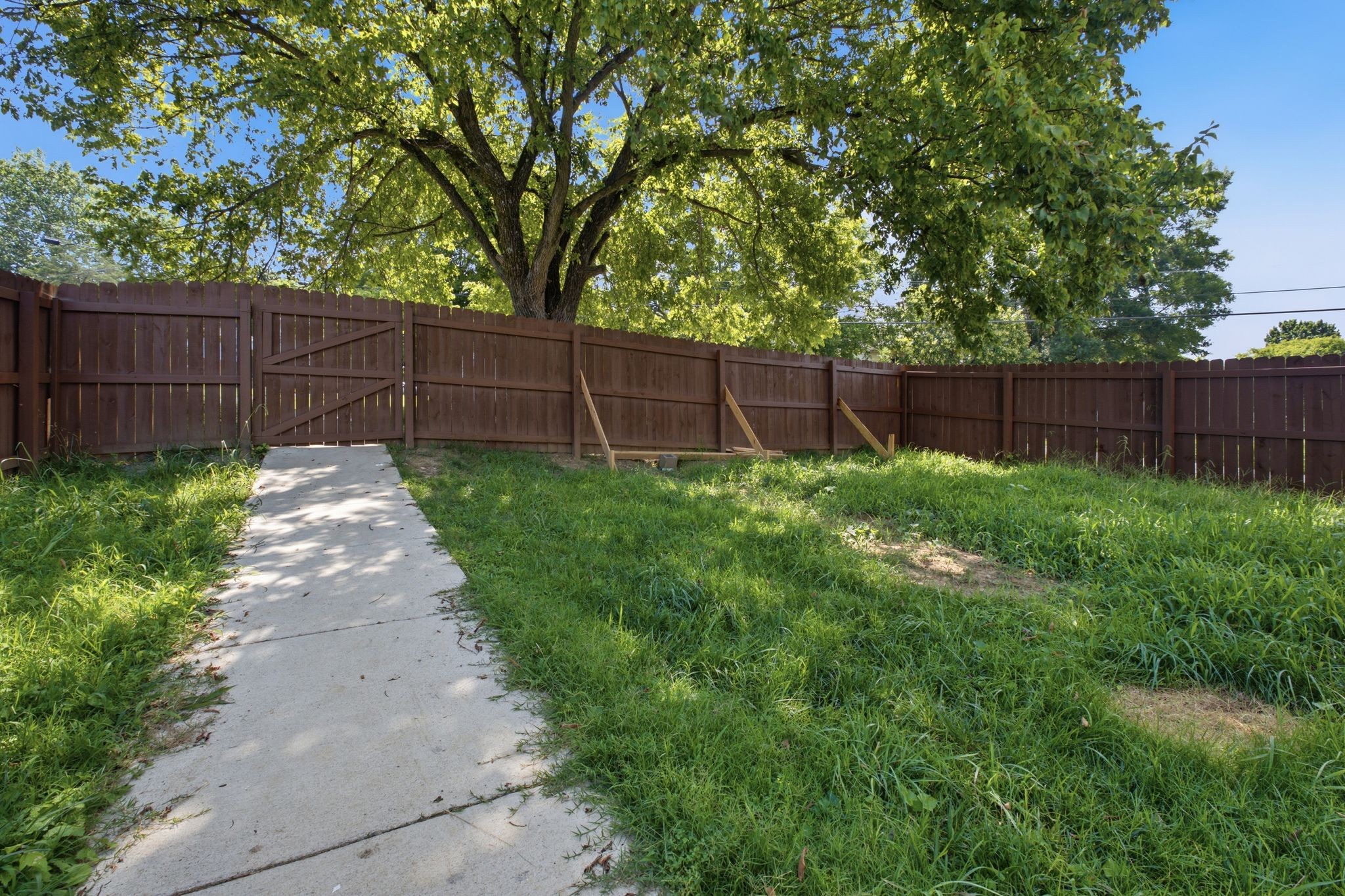 8121 Bonnafair Dr