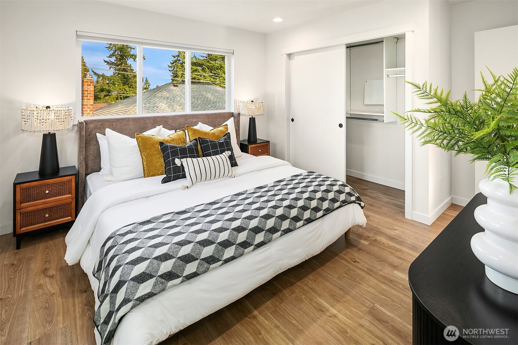 13707 B 1st Avenue NE