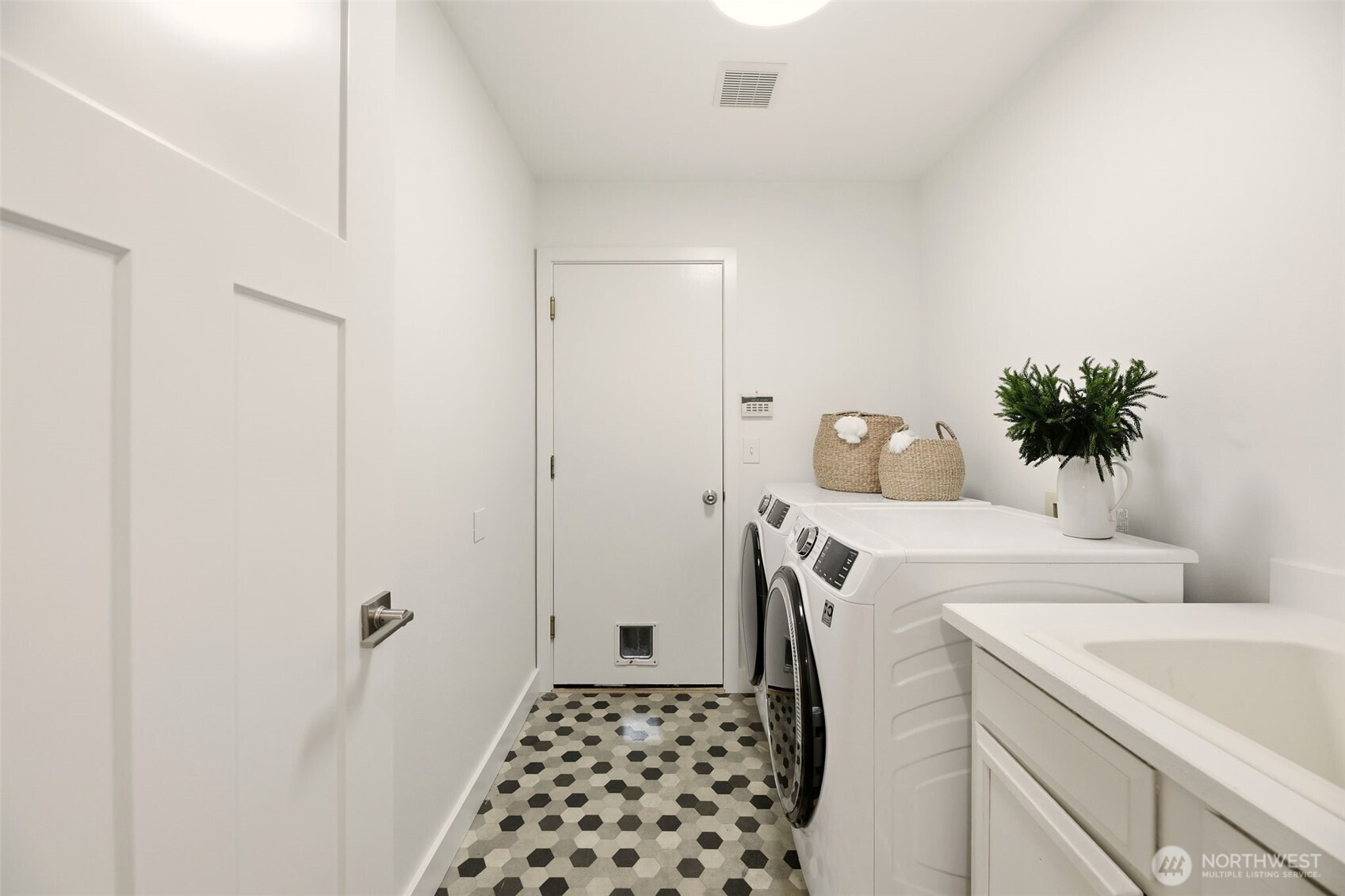 649 Washington Place SW