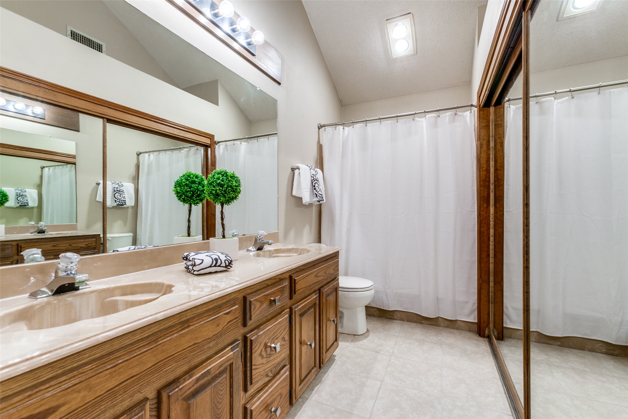 2710 Laurel Oaks Drive