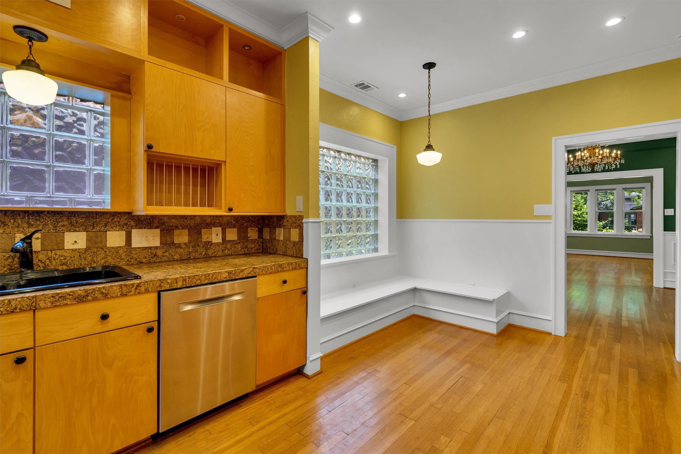 1151 N Winnetka Avenue