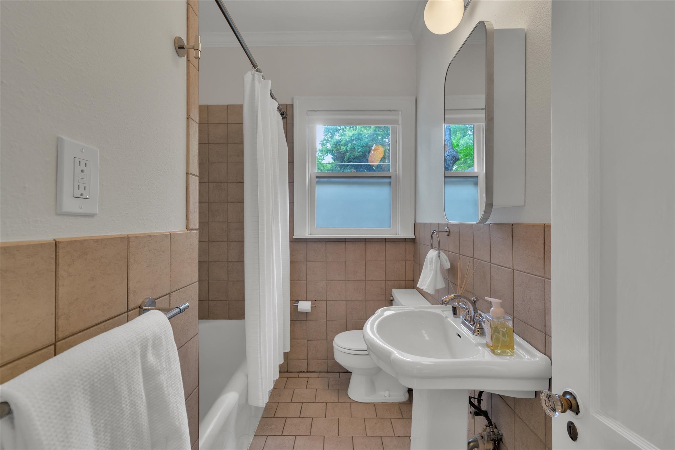 1151 N Winnetka Avenue