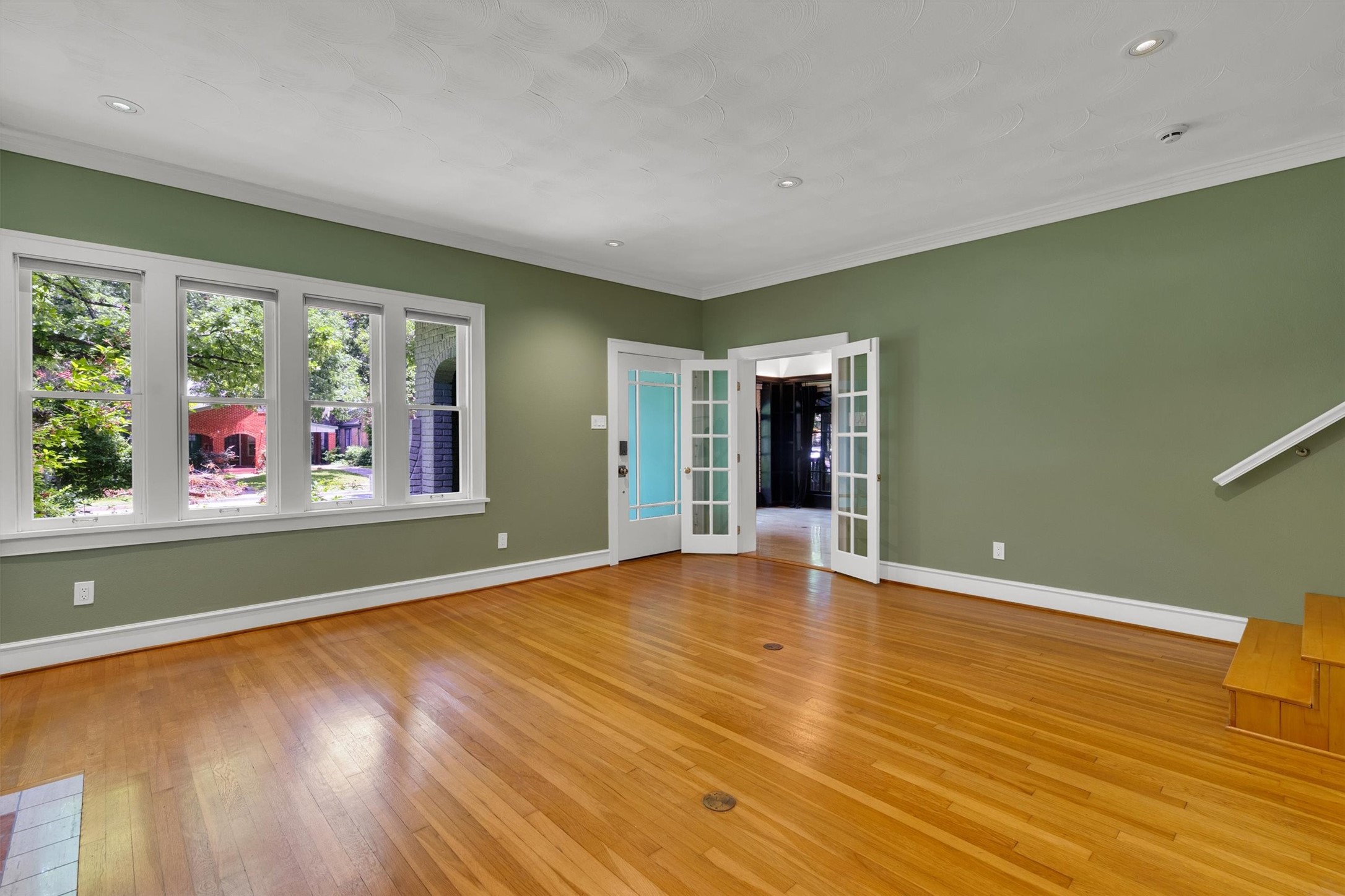 1151 N Winnetka Avenue