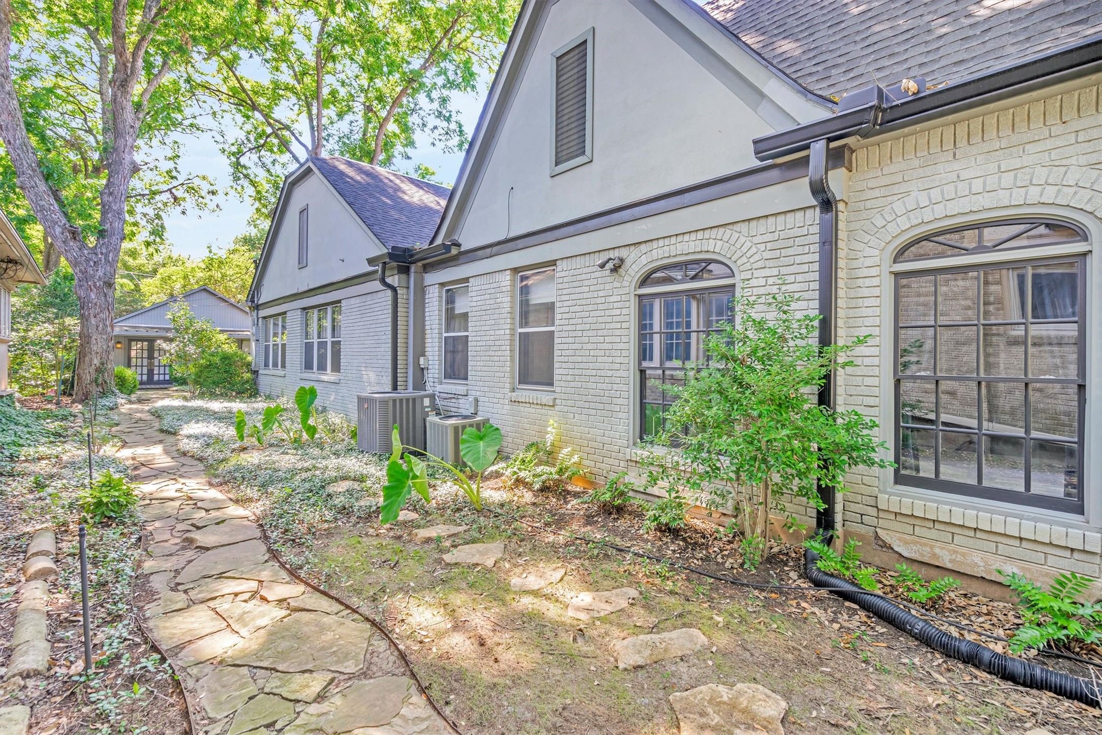 1151 N Winnetka Avenue