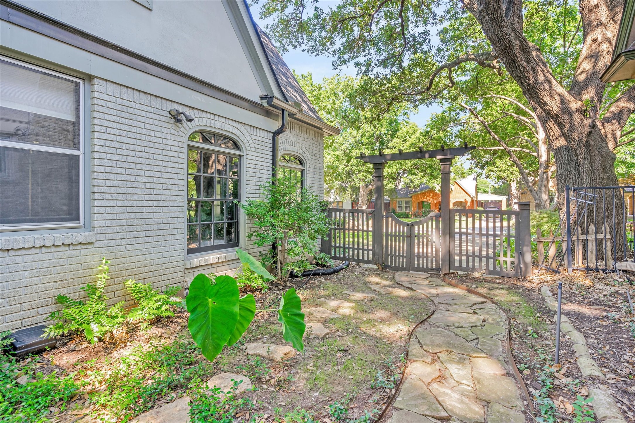 1151 N Winnetka Avenue