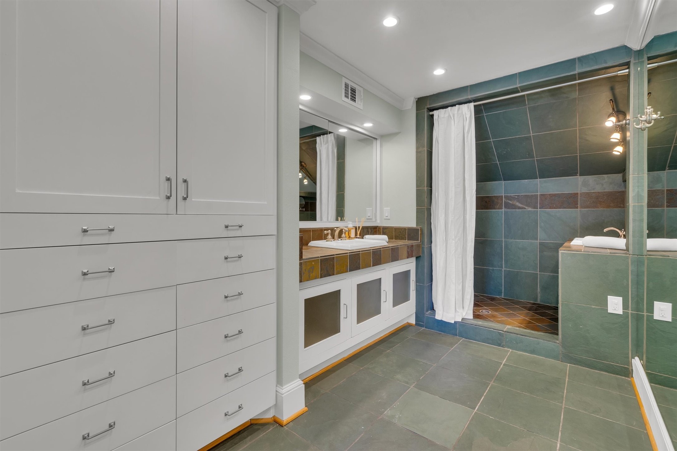 1151 N Winnetka Avenue