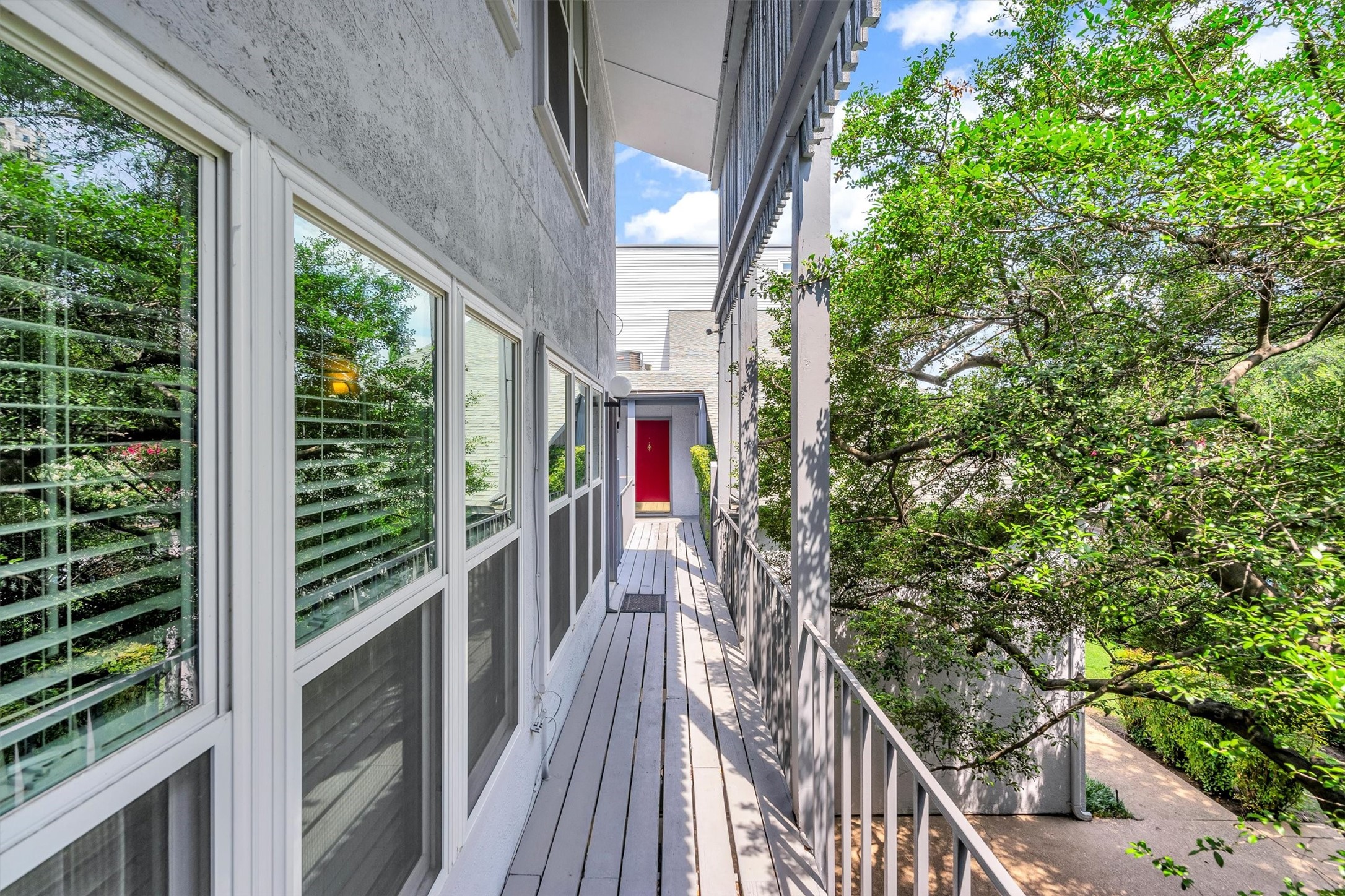 3827 Gilbert Avenue 203
