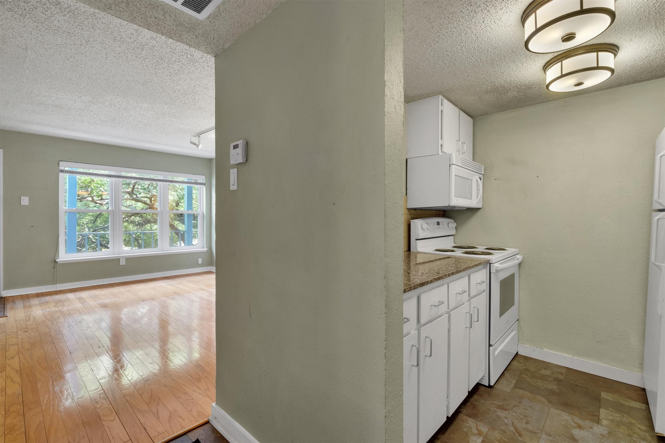 3827 Gilbert Avenue 203