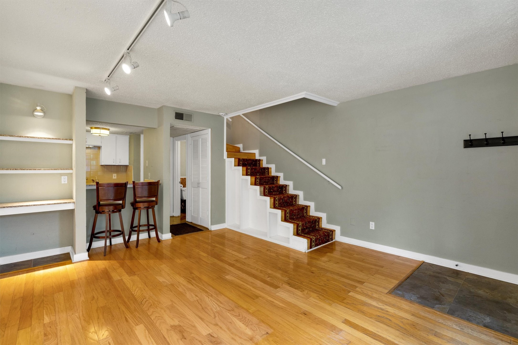 3827 Gilbert Avenue 203
