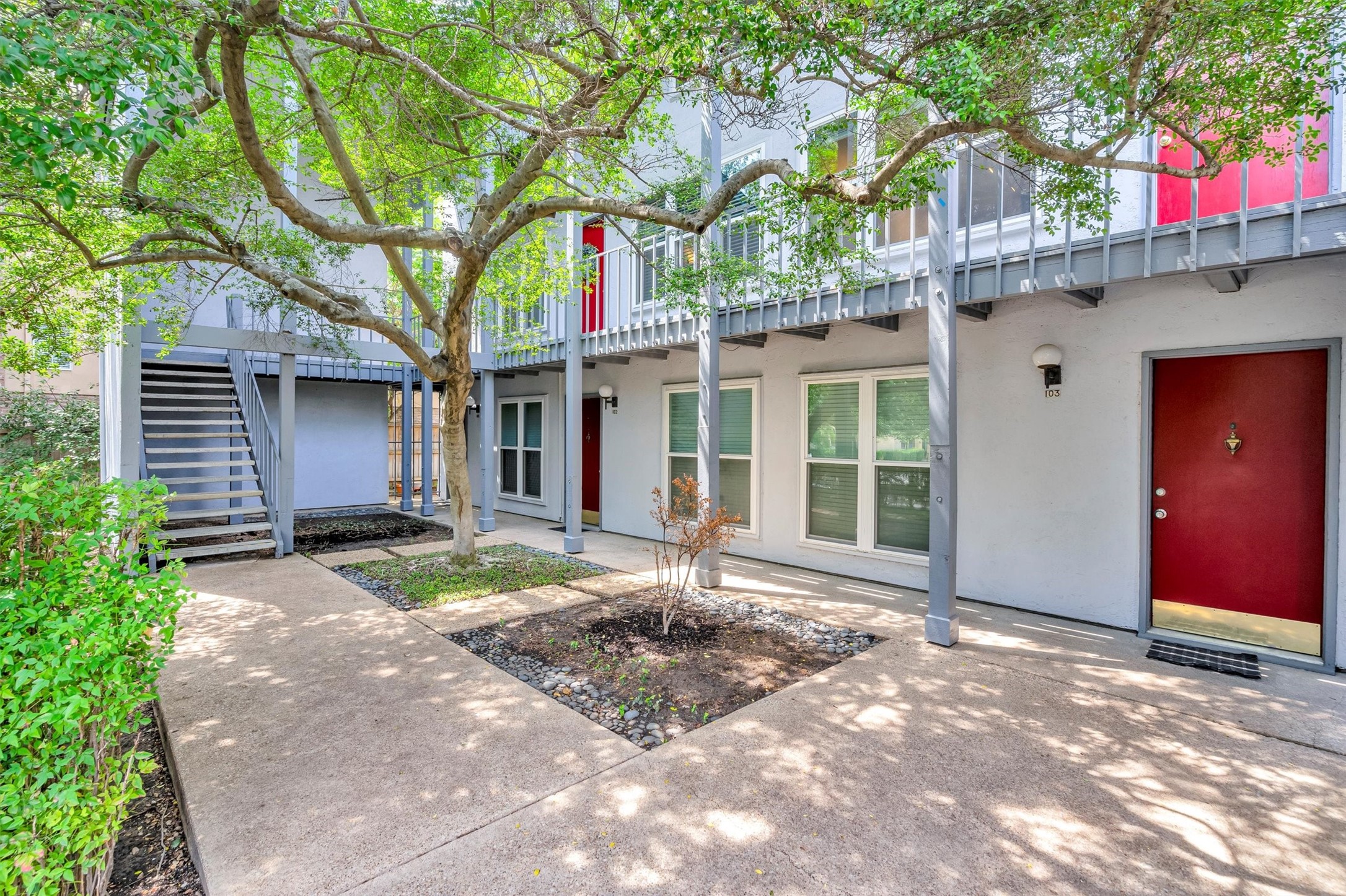 3827 Gilbert Avenue 203