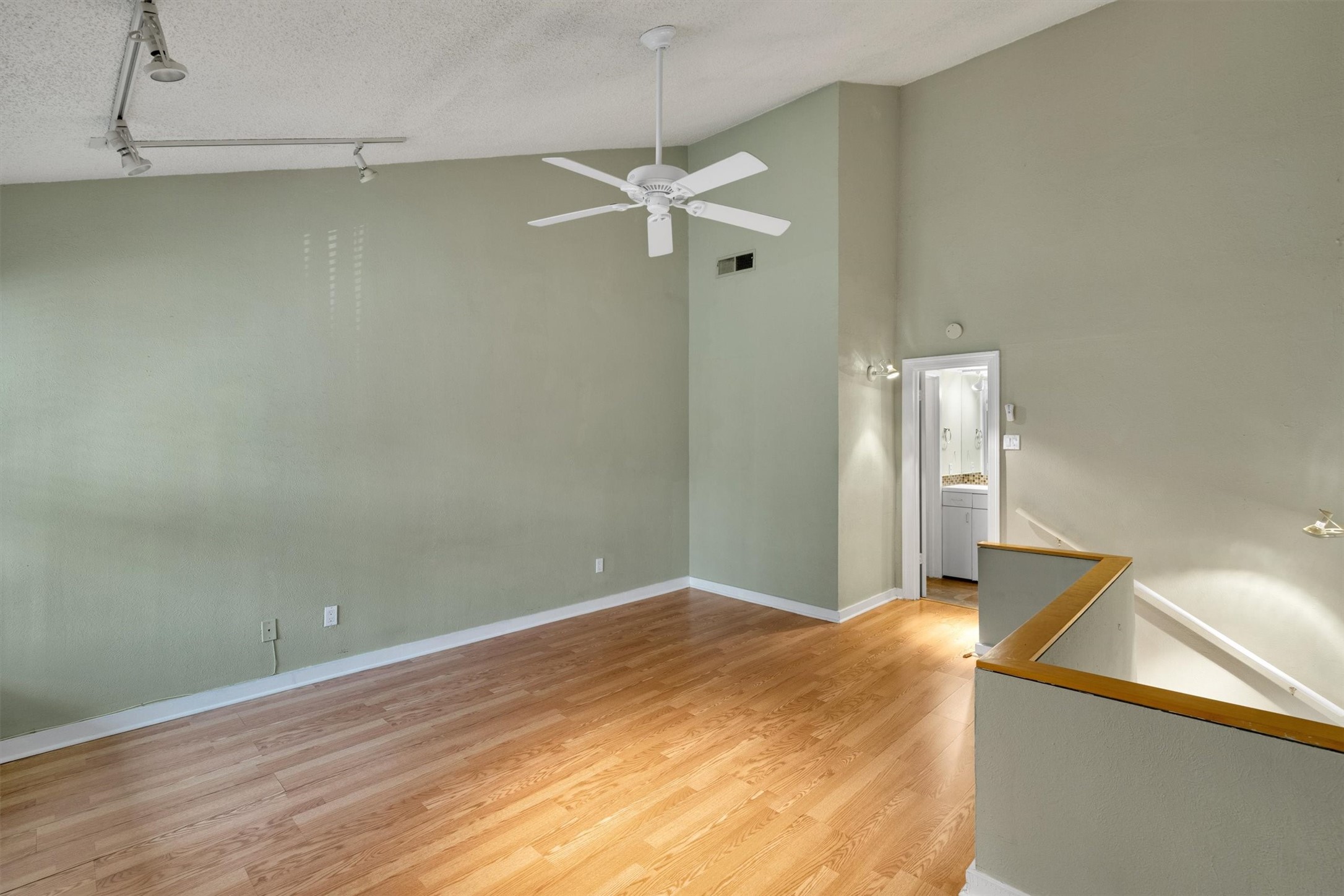 3827 Gilbert Avenue 203