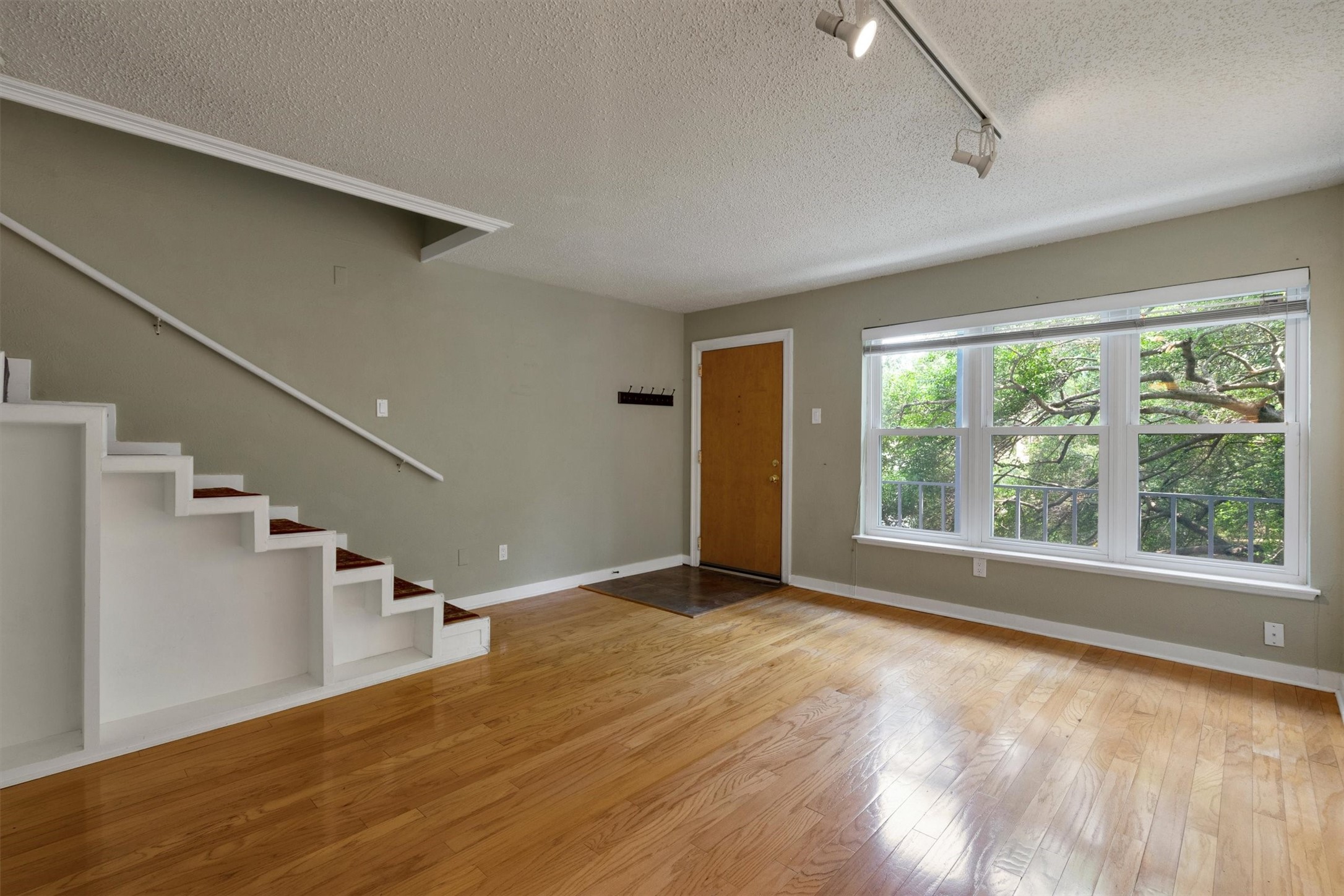 3827 Gilbert Avenue 203