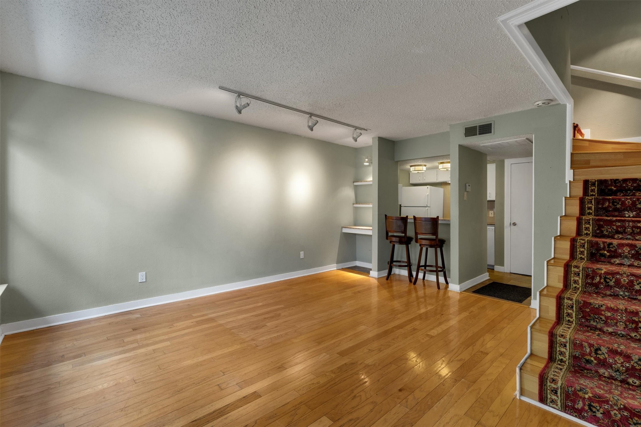 3827 Gilbert Avenue 203
