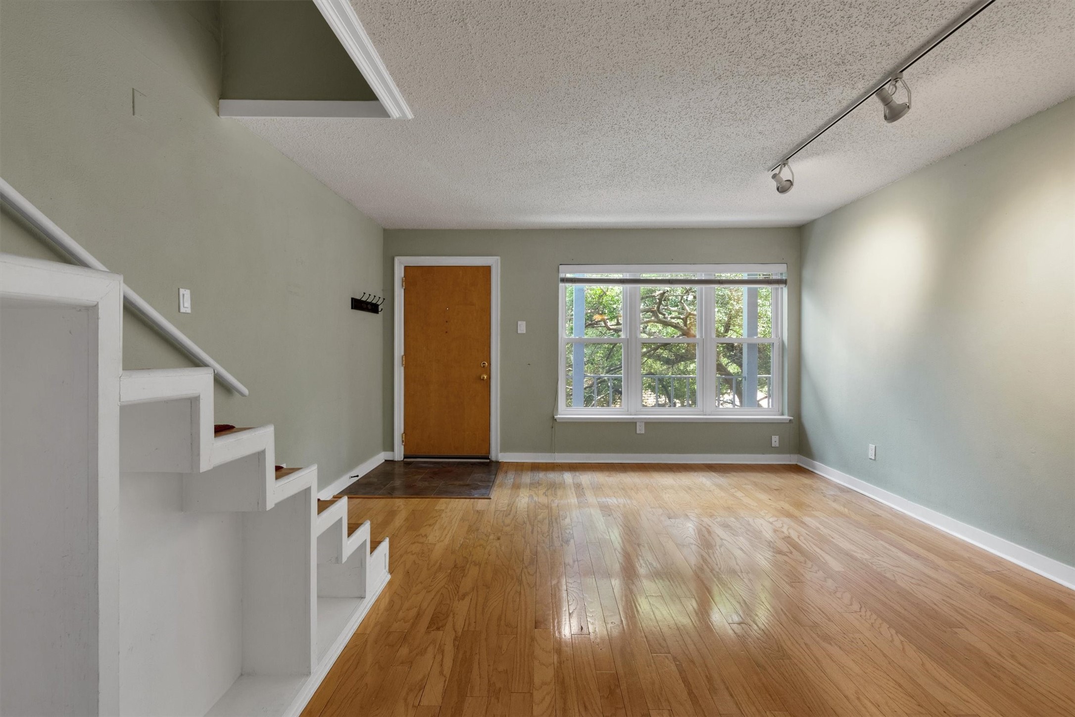 3827 Gilbert Avenue 203
