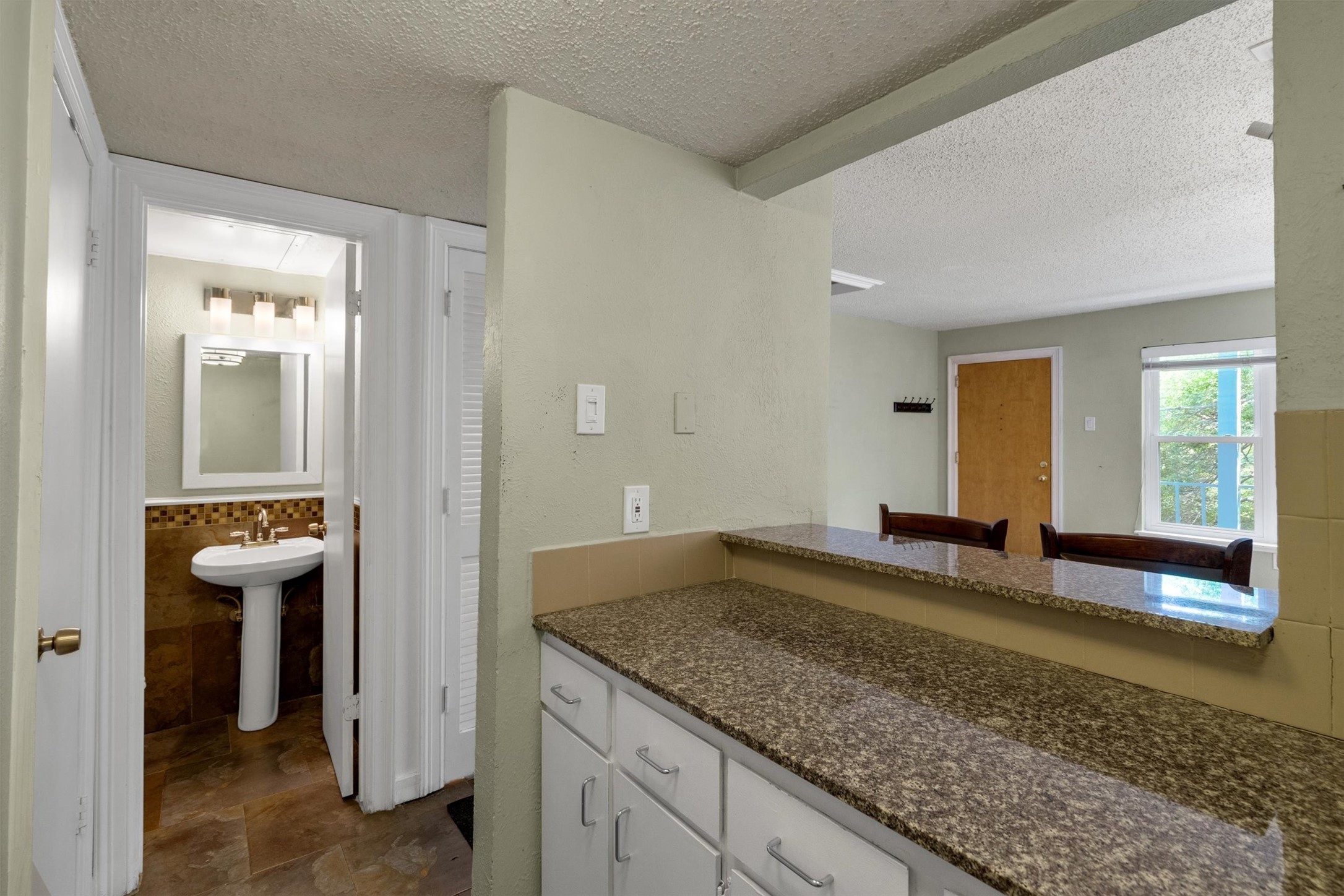 3827 Gilbert Avenue 203