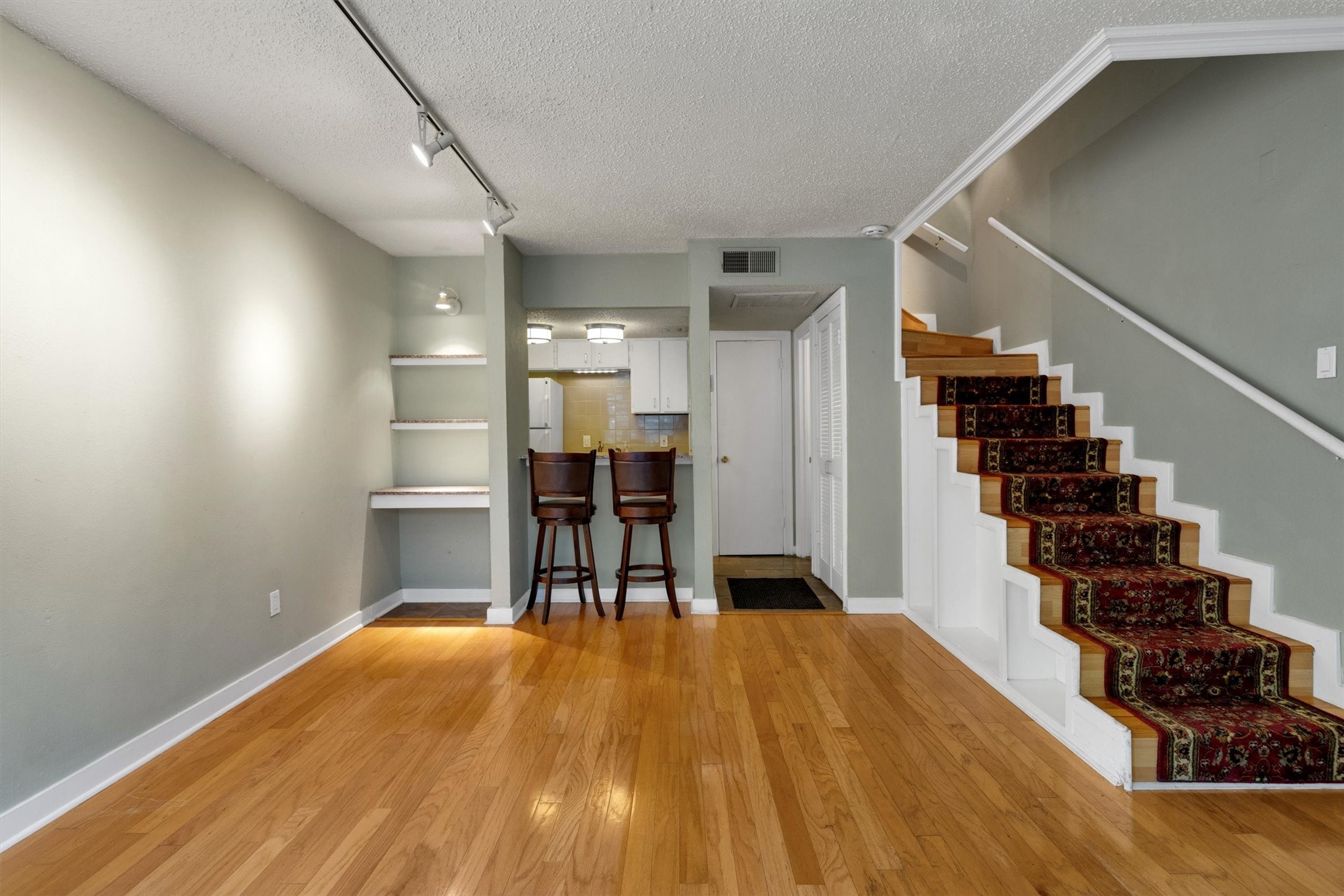 3827 Gilbert Avenue 203
