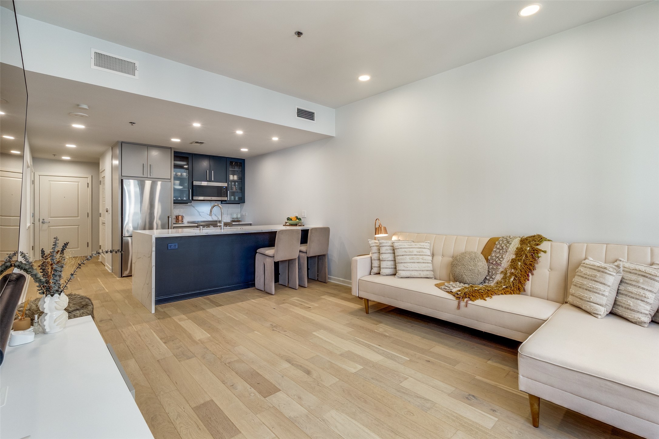 1200 Main Street 908