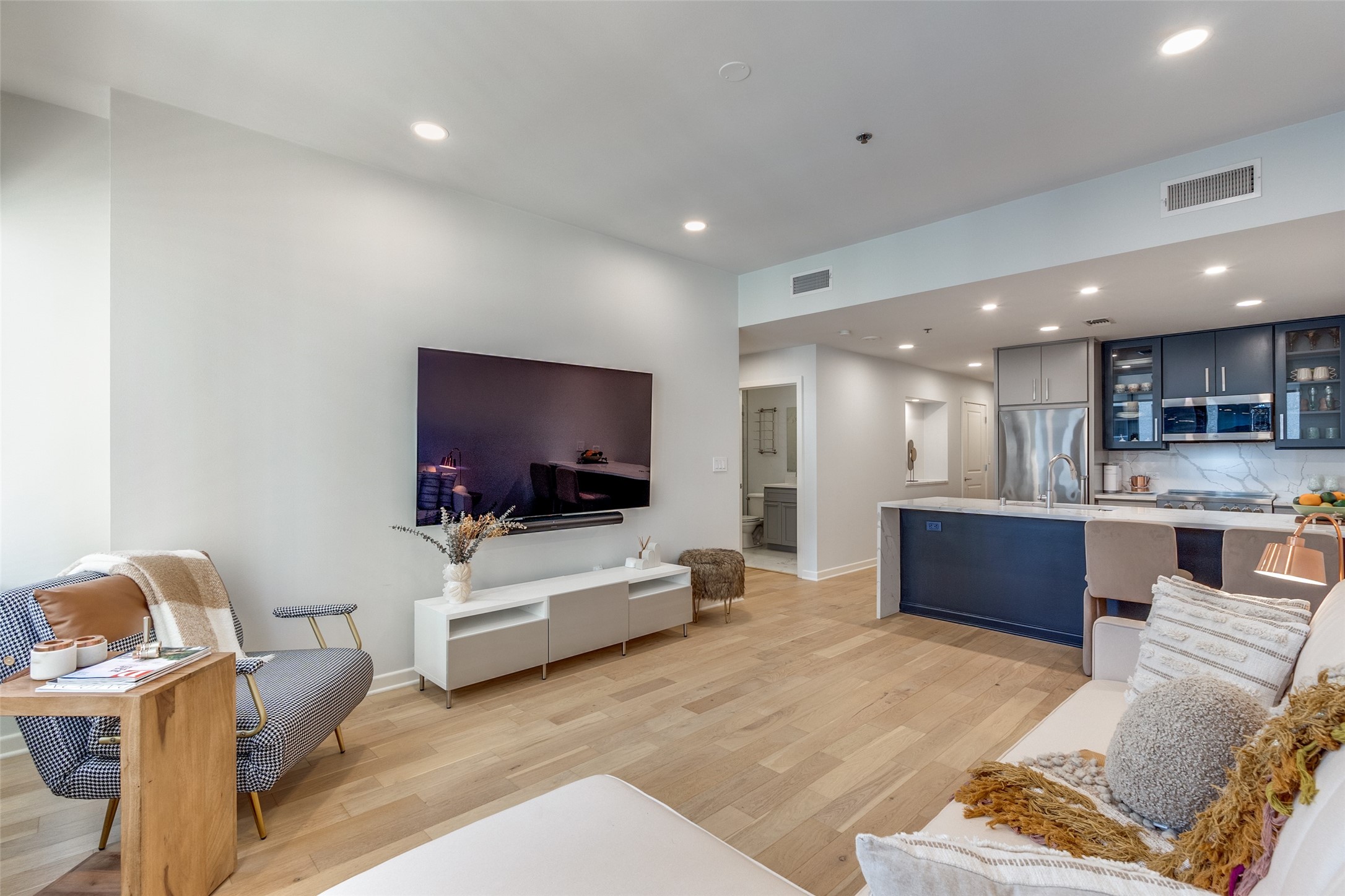 1200 Main Street 908