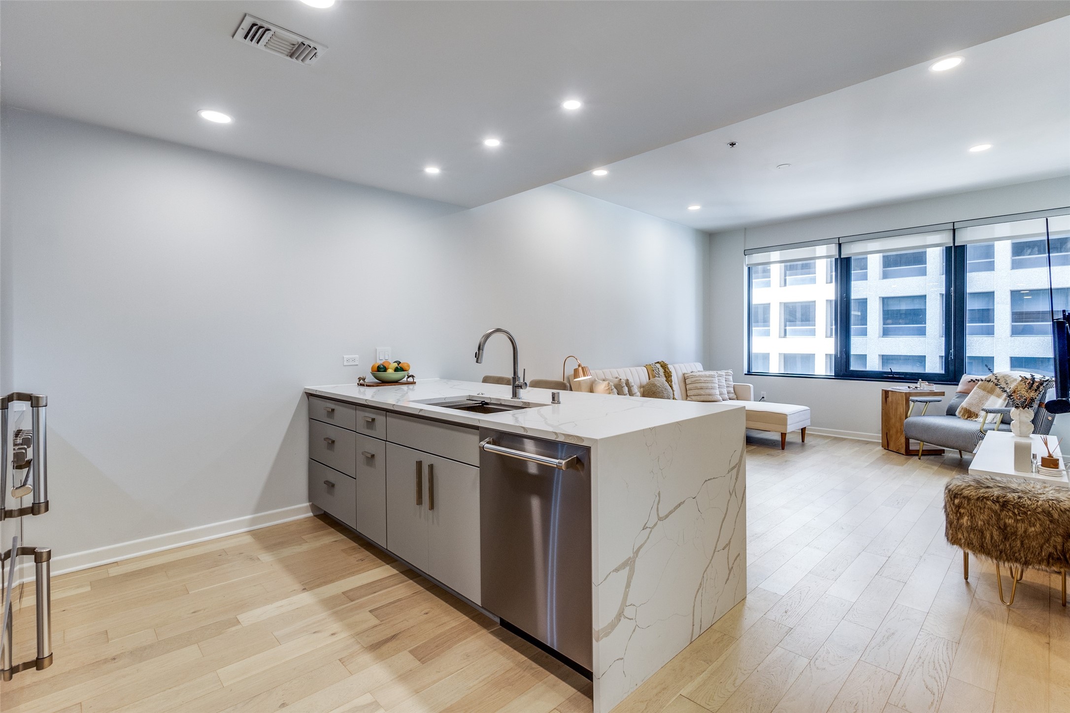 1200 Main Street 908