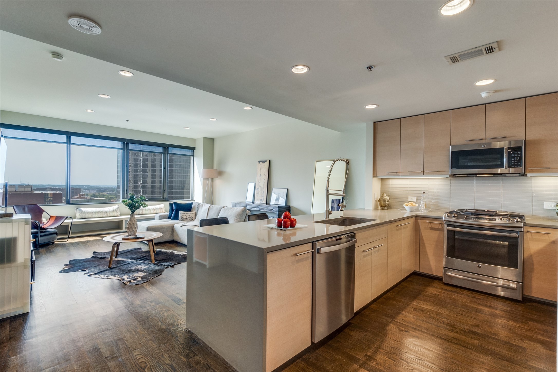 1200 Main Street 1704