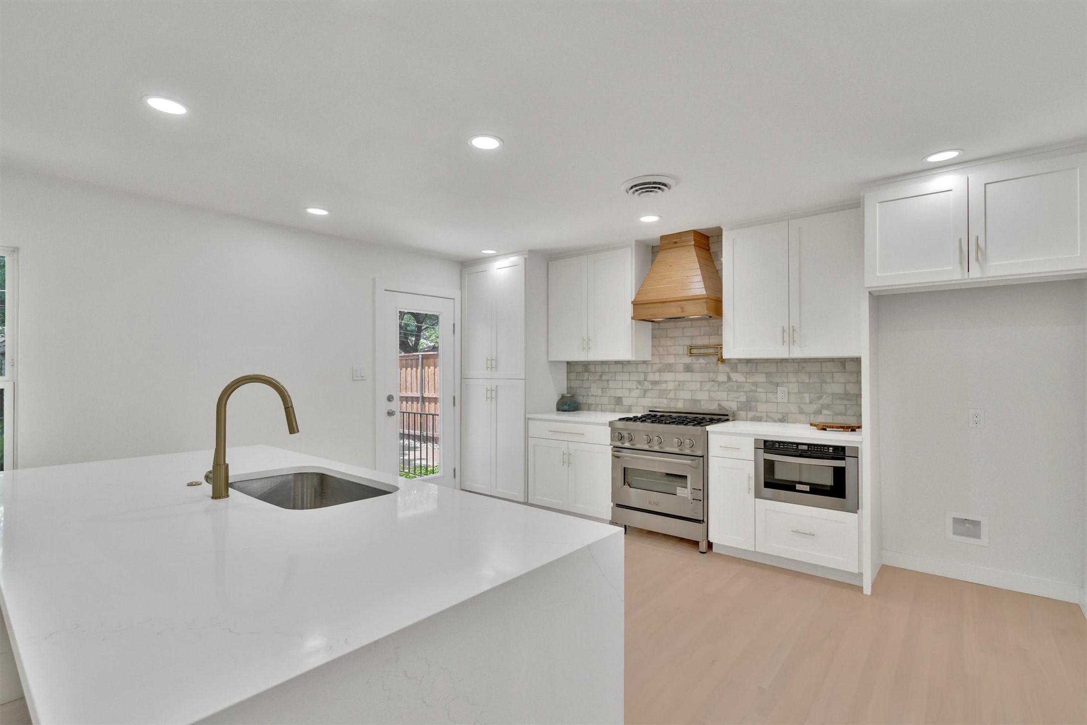 6426 Glennox Ln