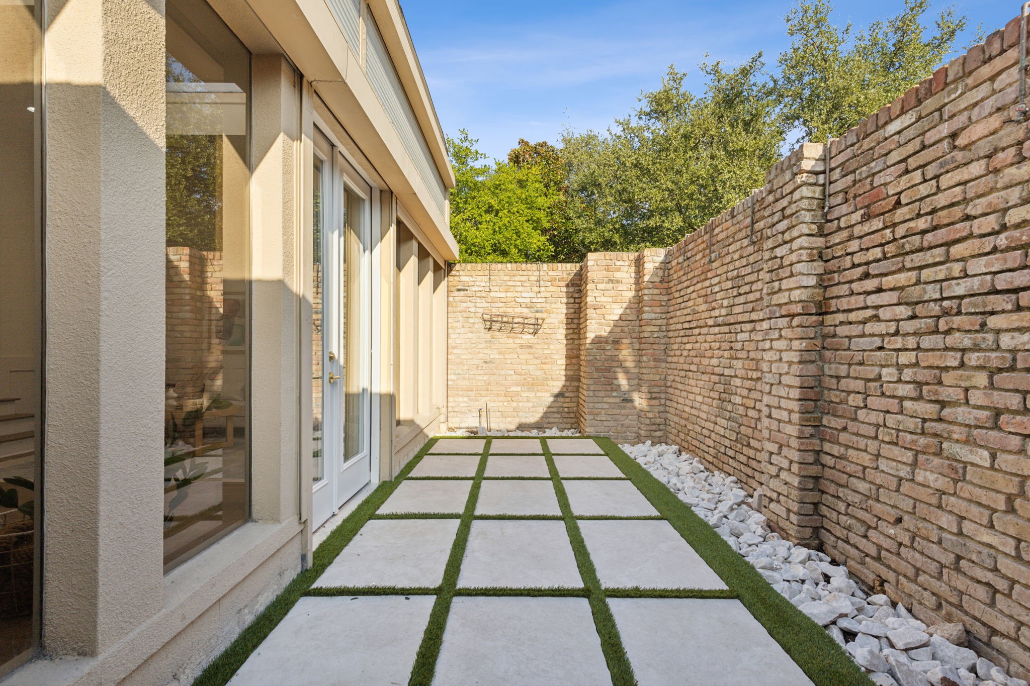 6 Saint Laurent Place