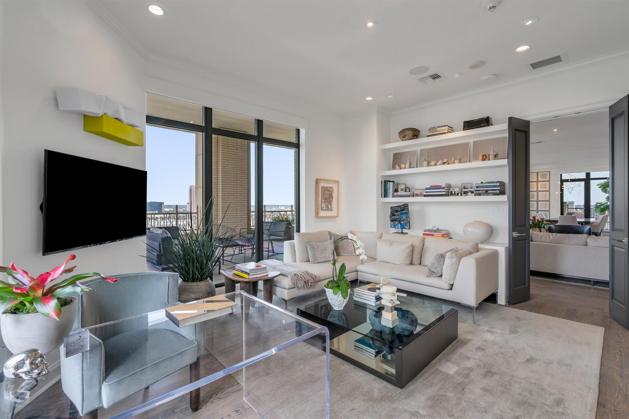 2525 N Pearl Street 1801