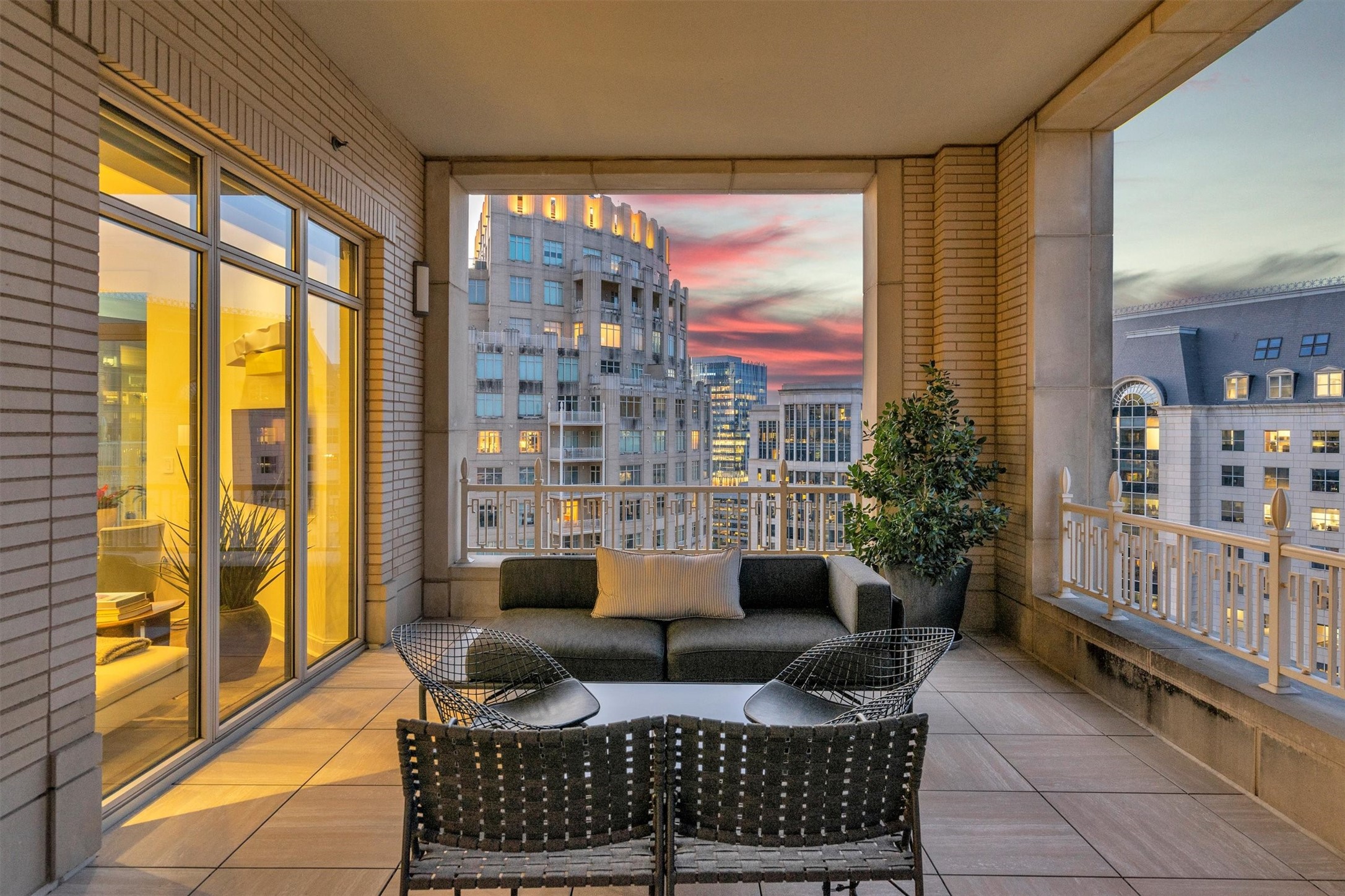 2525 N Pearl Street 1801