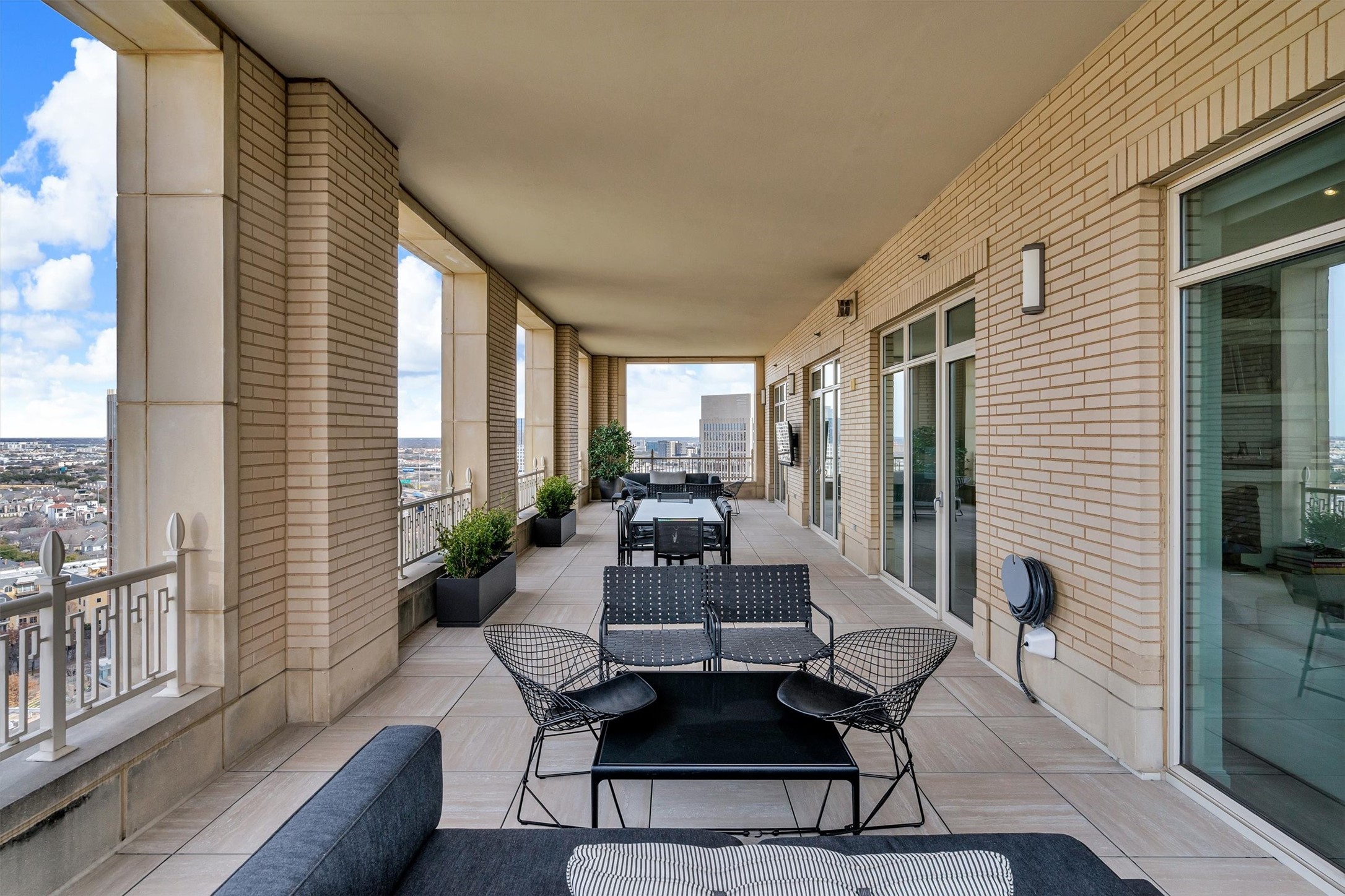 2525 N Pearl Street 1801