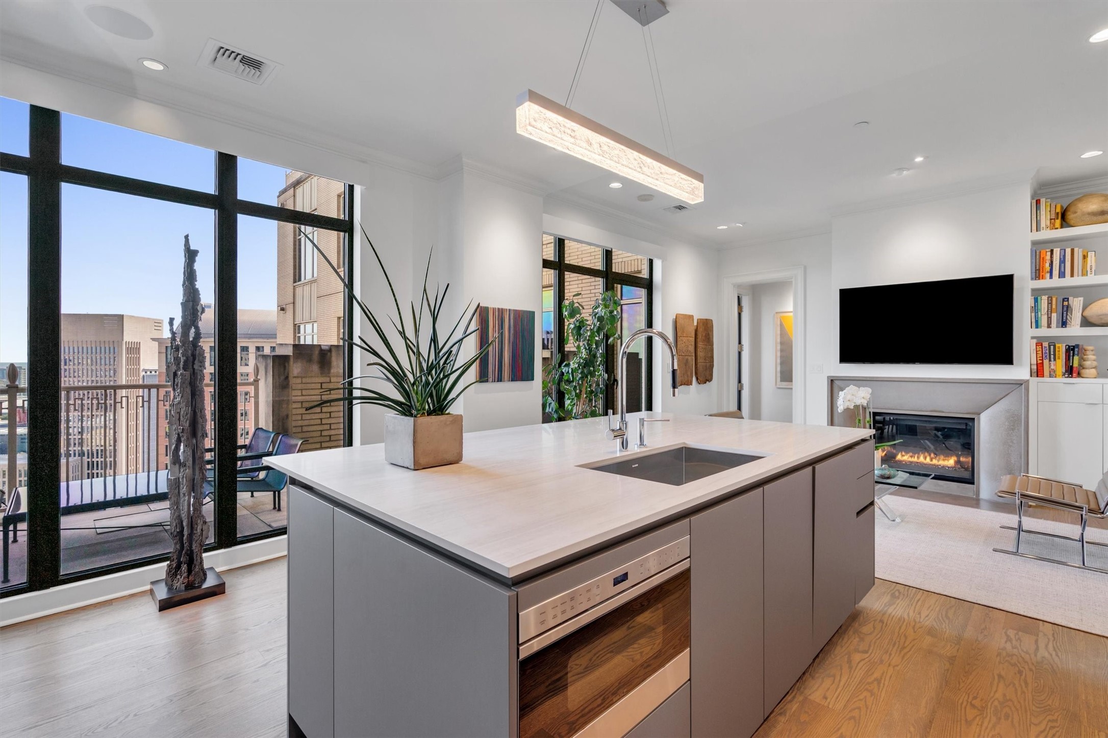 2525 N Pearl Street 1801