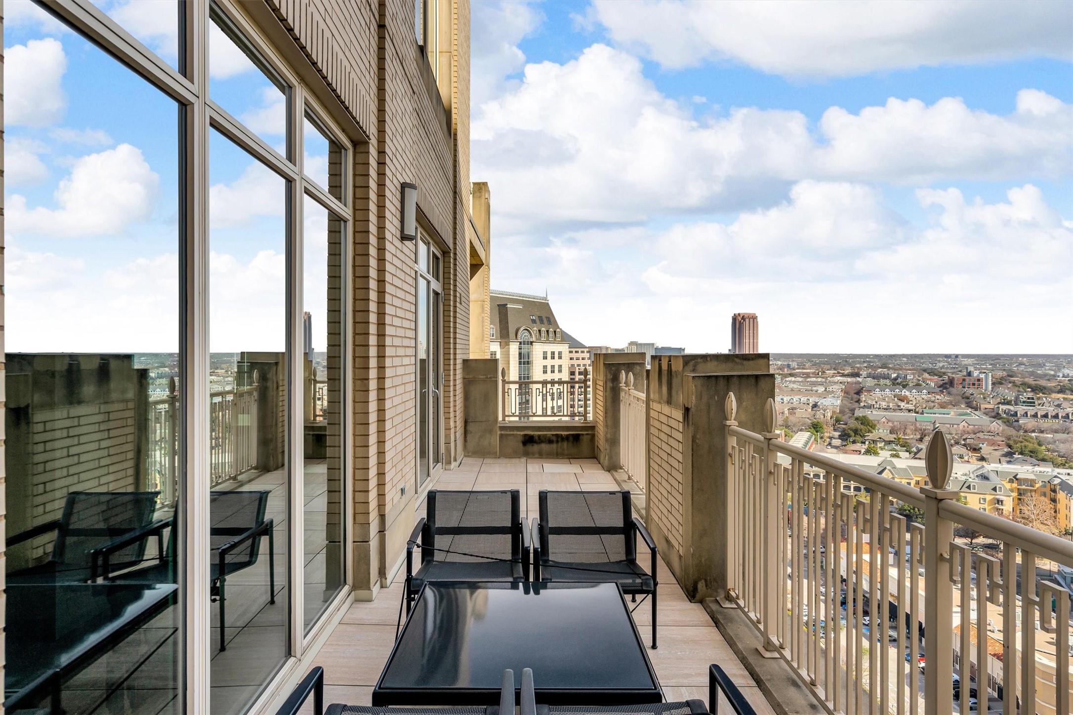 2525 N Pearl Street 1801