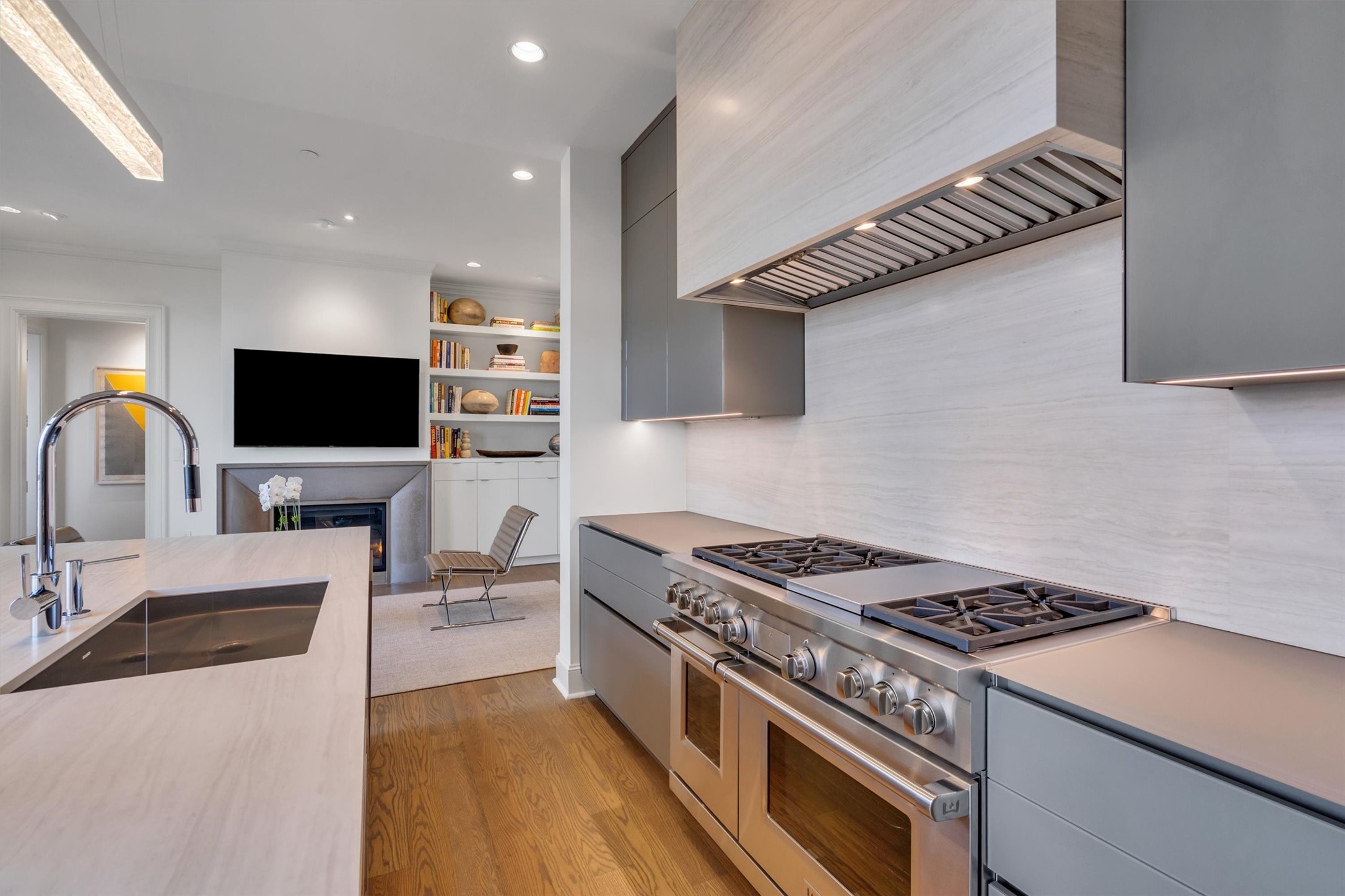 2525 N Pearl Street 1801