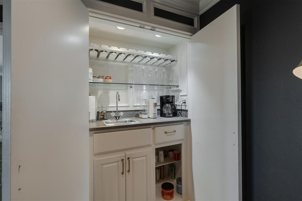 8909 Lakehurst Drive