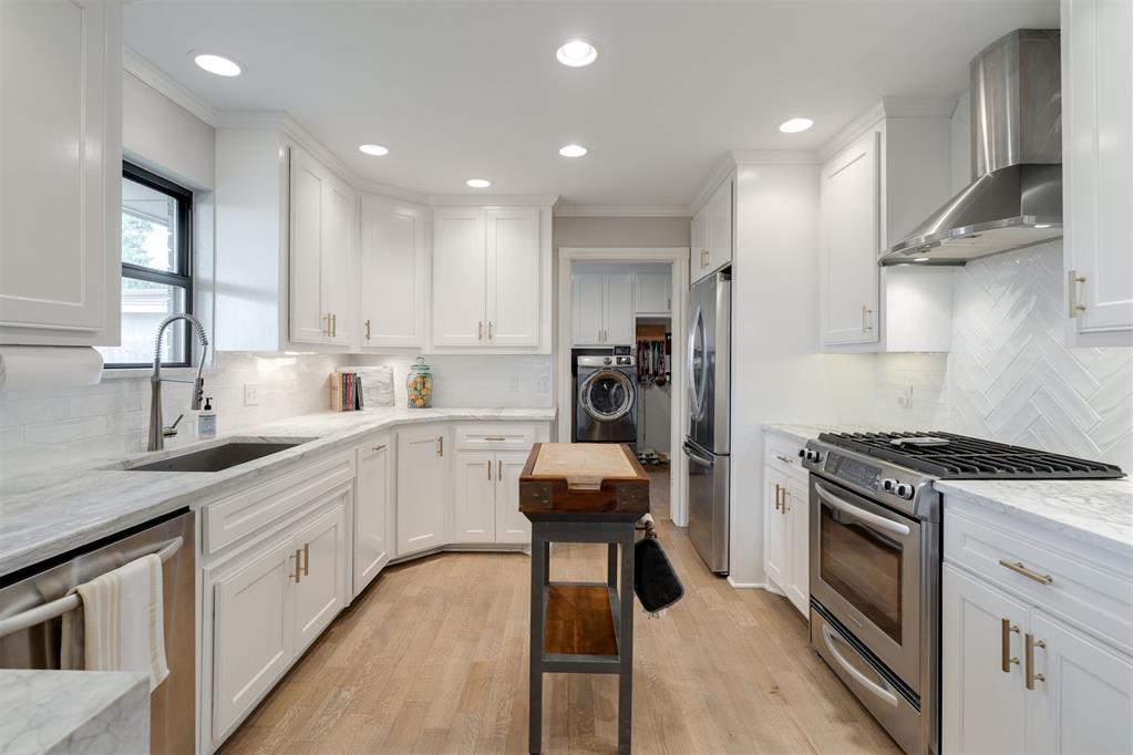 8909 Lakehurst Drive