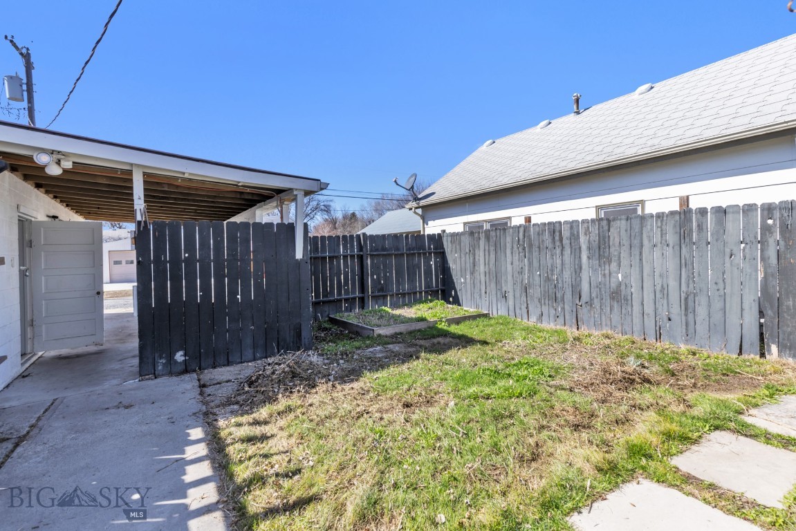 214 4th Avenue E
