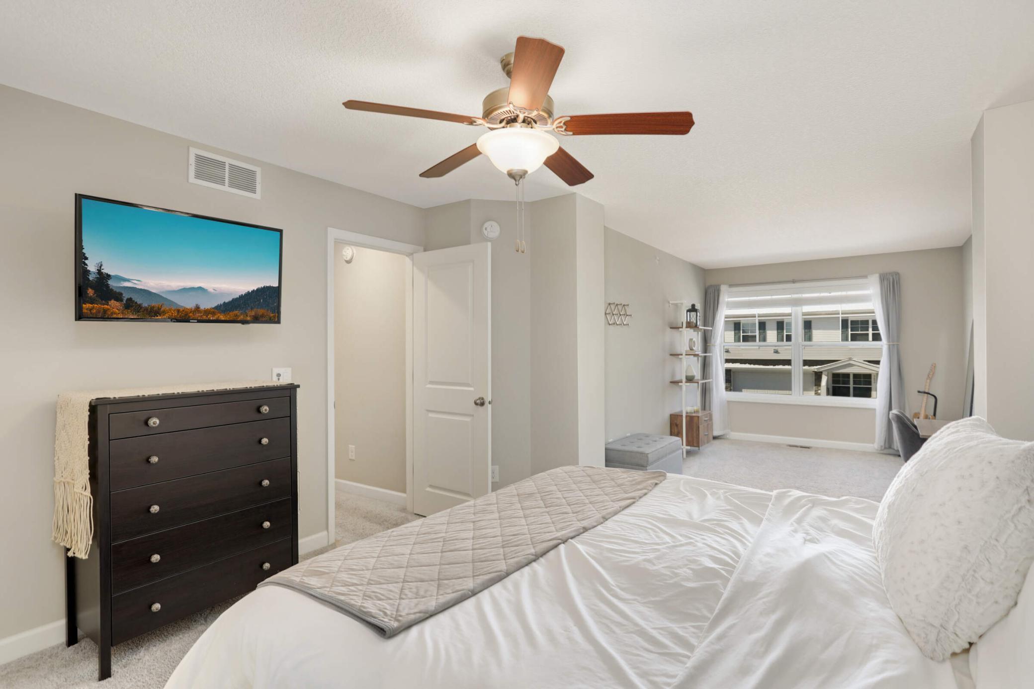 9909 5th Street Lane N