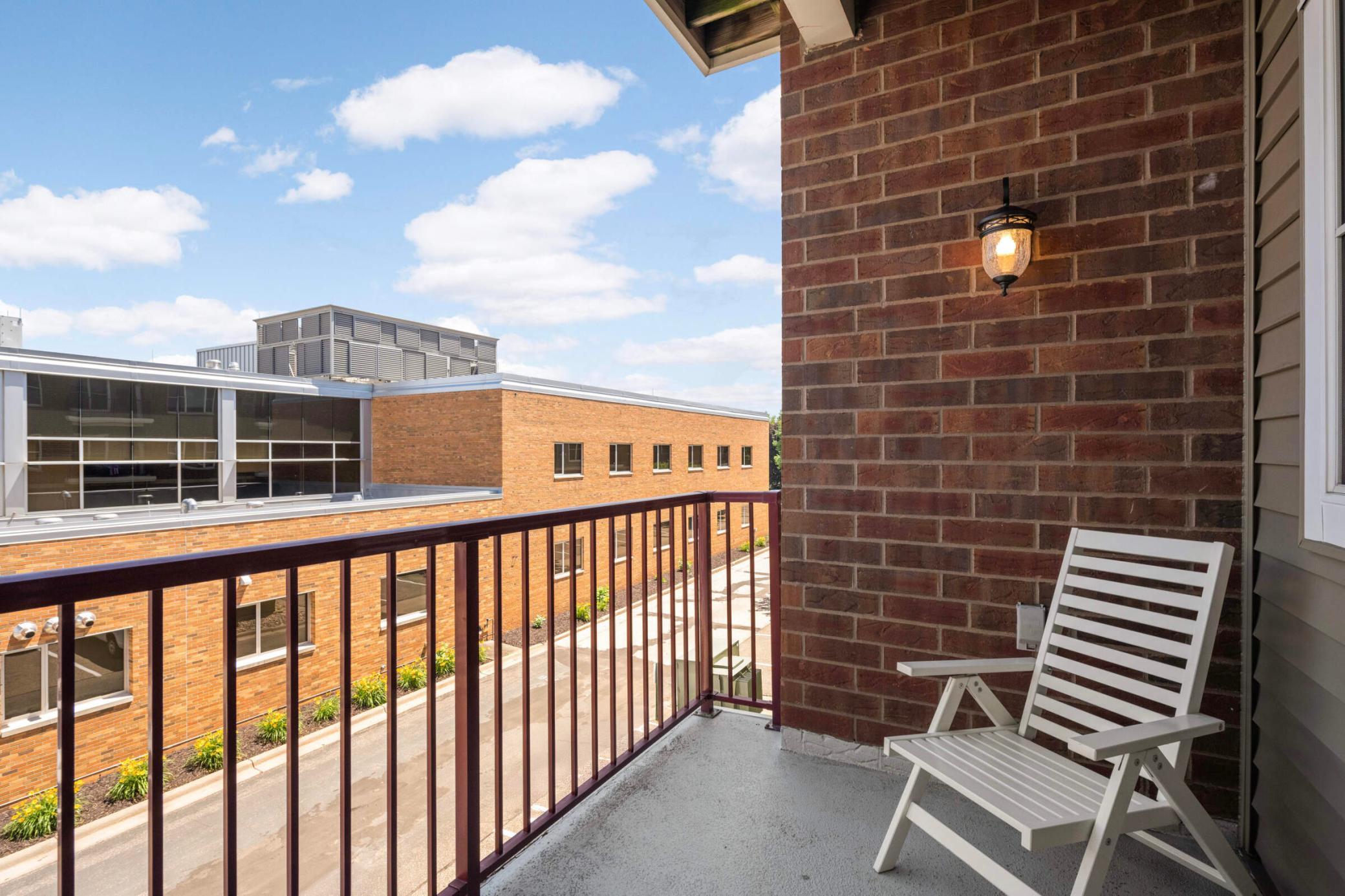 100 4th Avenue N Unit: 112