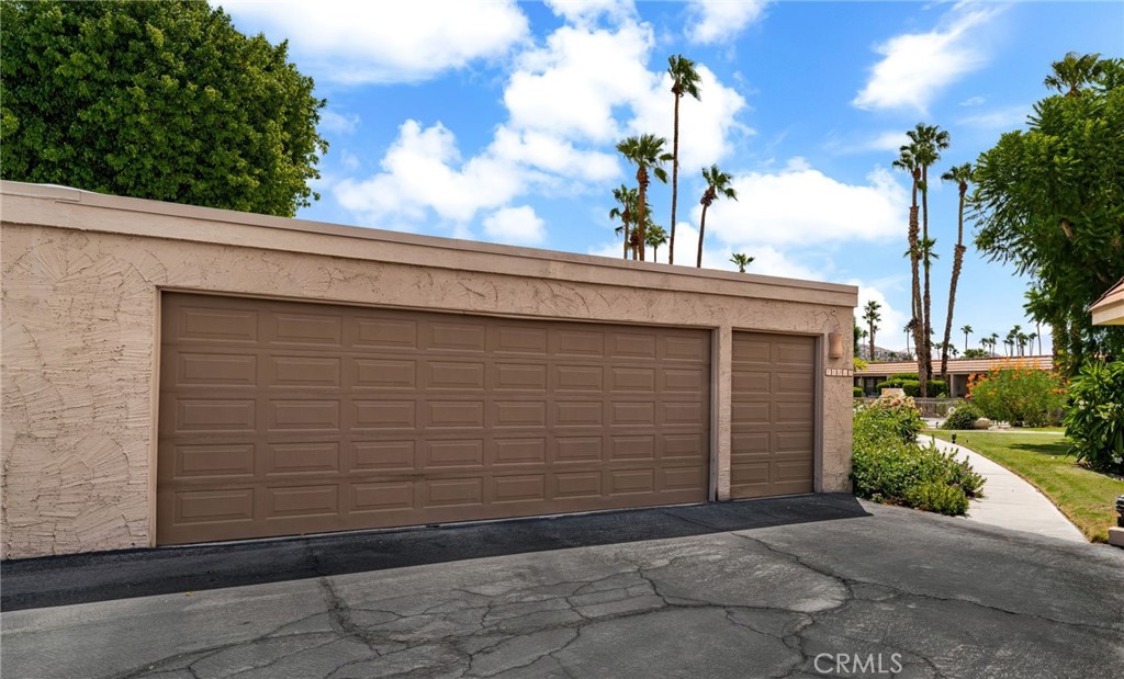 76915 Roadrunner Drive