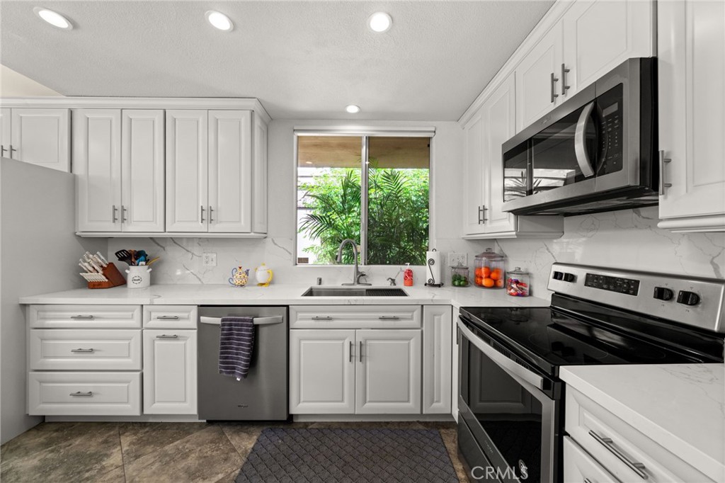 76915 Roadrunner Drive