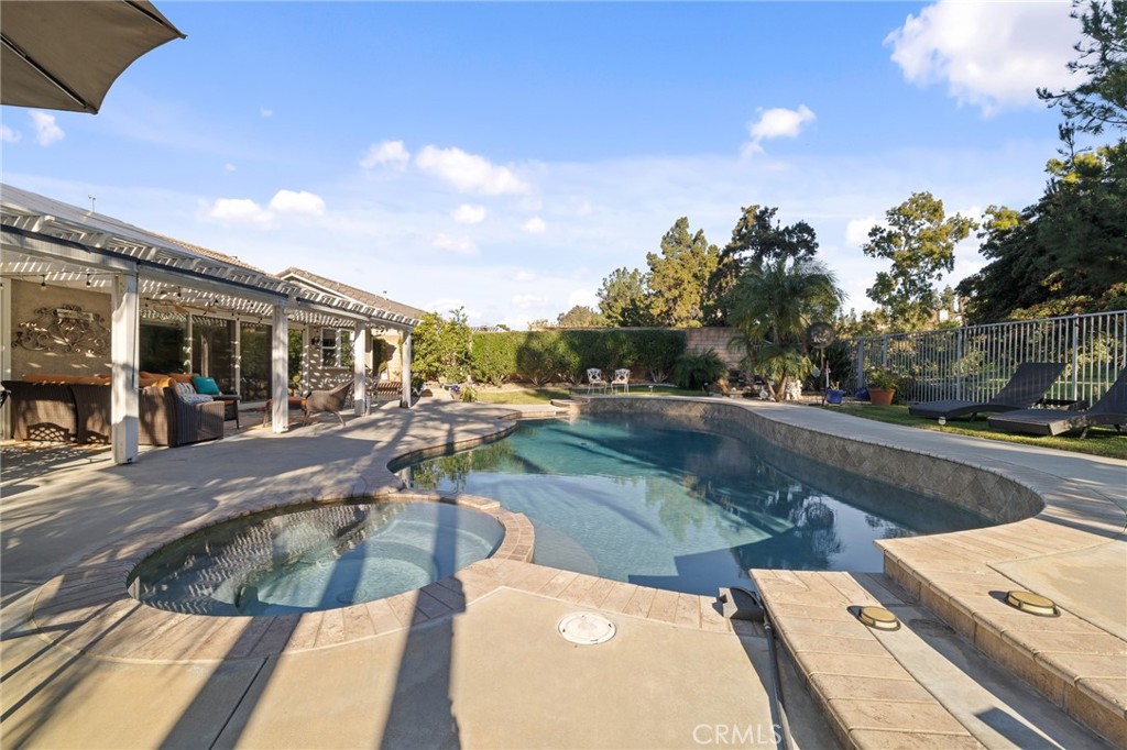 1372 Avenida Loma Vista