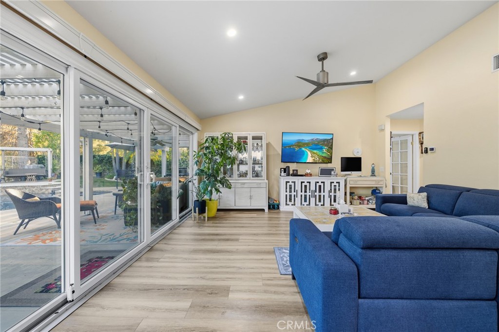 1372 Avenida Loma Vista