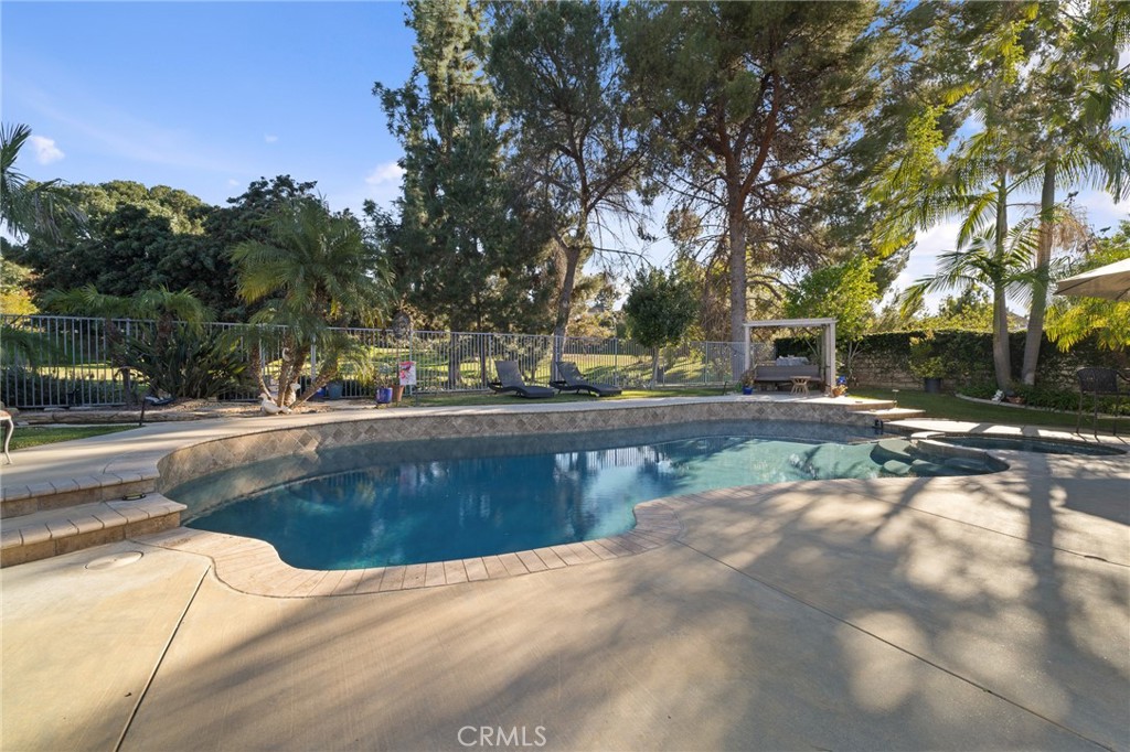 1372 Avenida Loma Vista