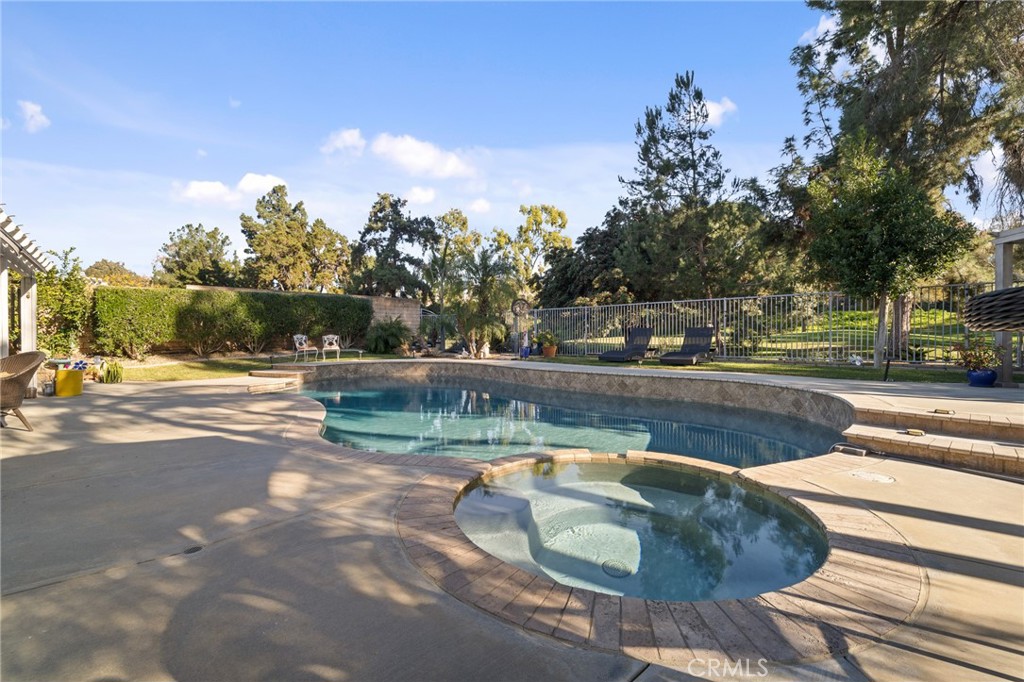 1372 Avenida Loma Vista