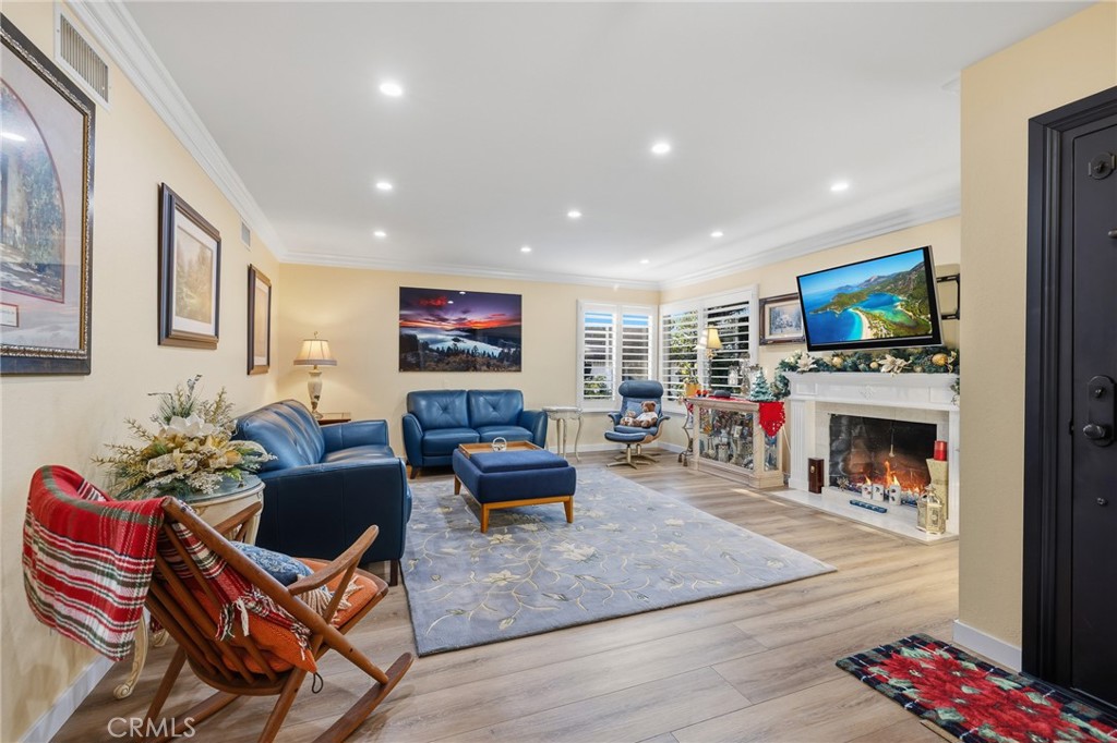 1372 Avenida Loma Vista