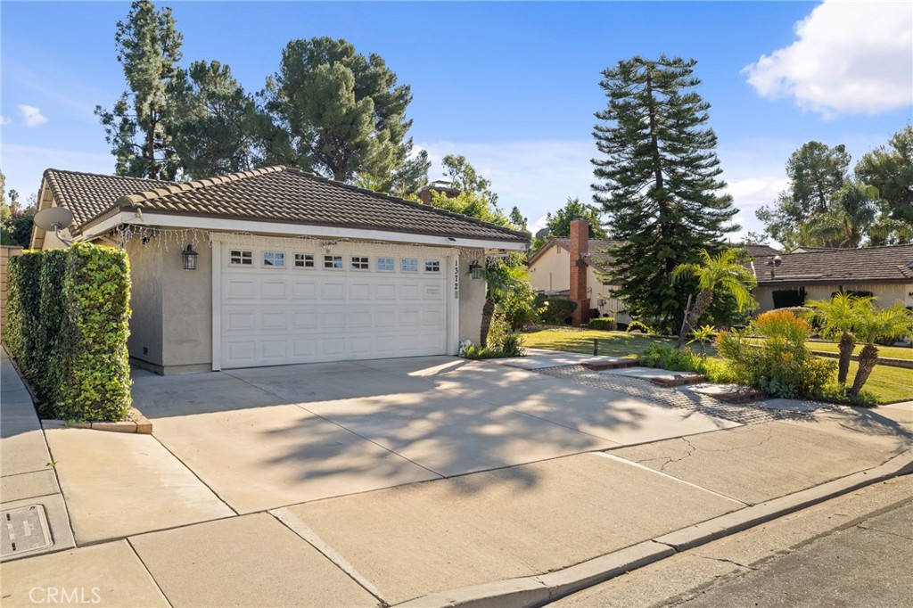 1372 Avenida Loma Vista