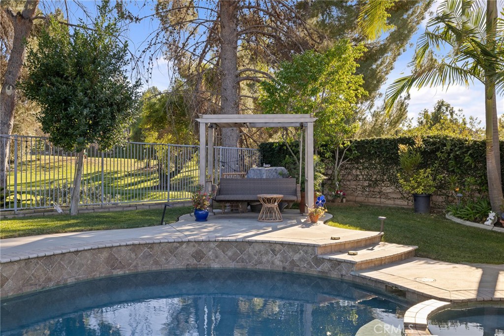 1372 Avenida Loma Vista